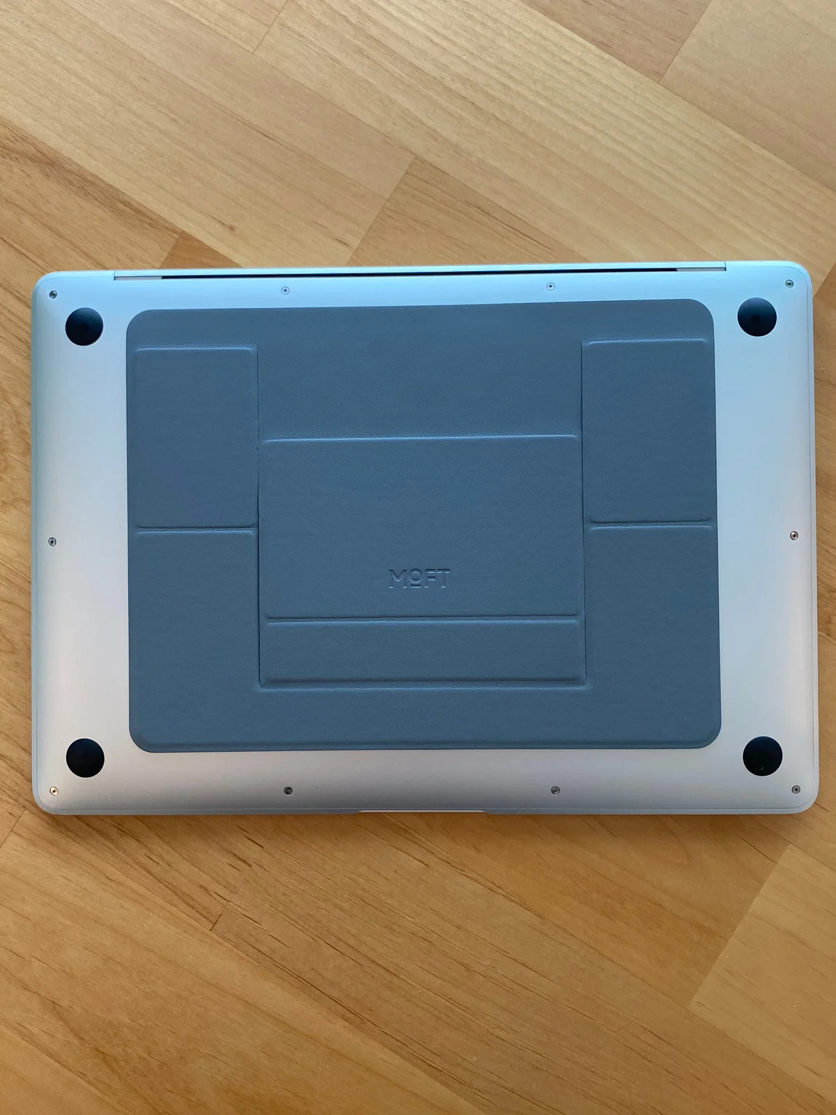 MOFTの超薄型ノートパソコンスタンドをMac Book Airの裏に貼り付けた様子