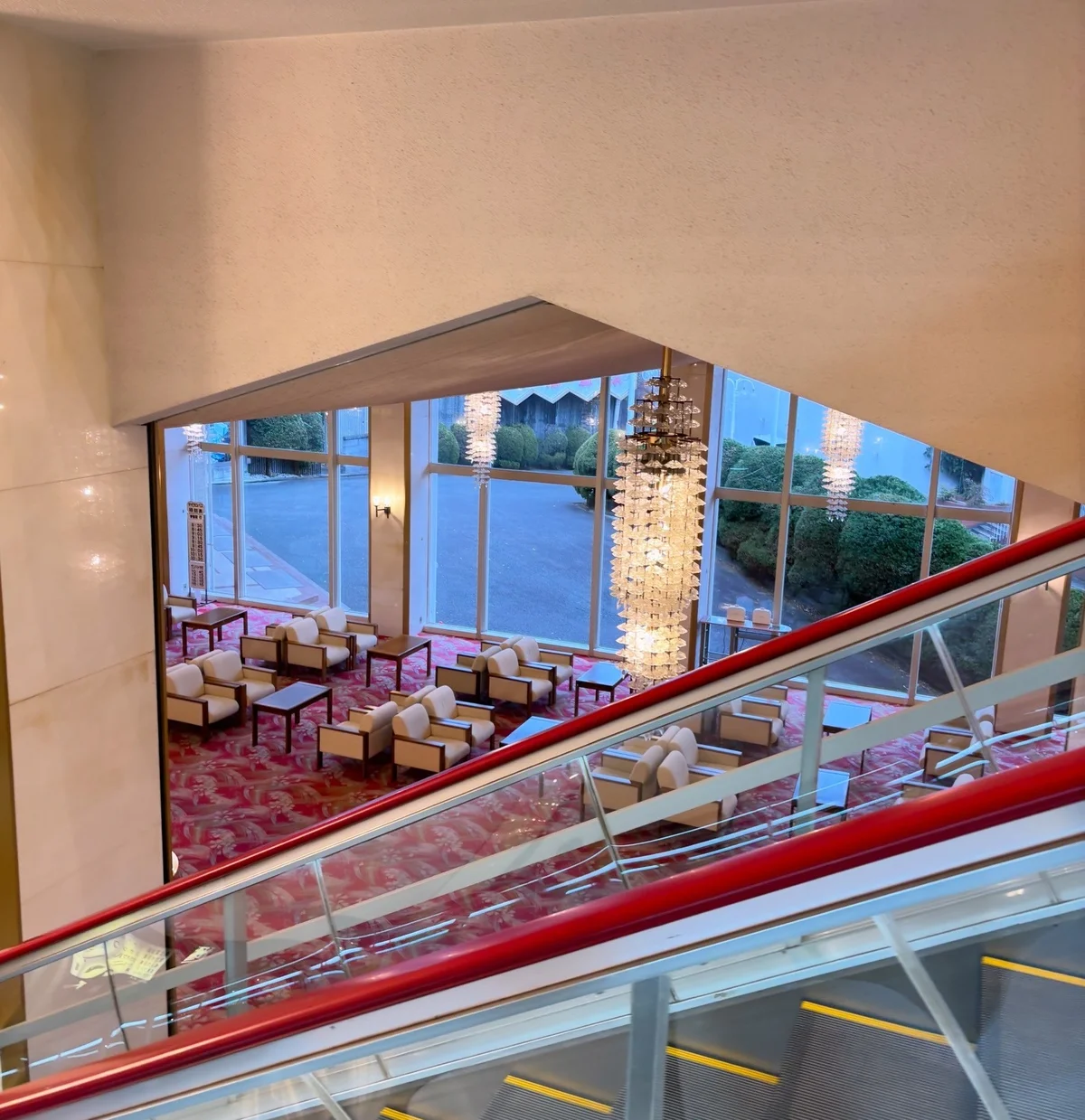 伊東・ハトヤホテル、エントランスロビーには、豪華なシャンデリアが。ふかふかの絨毯も味わい深い。