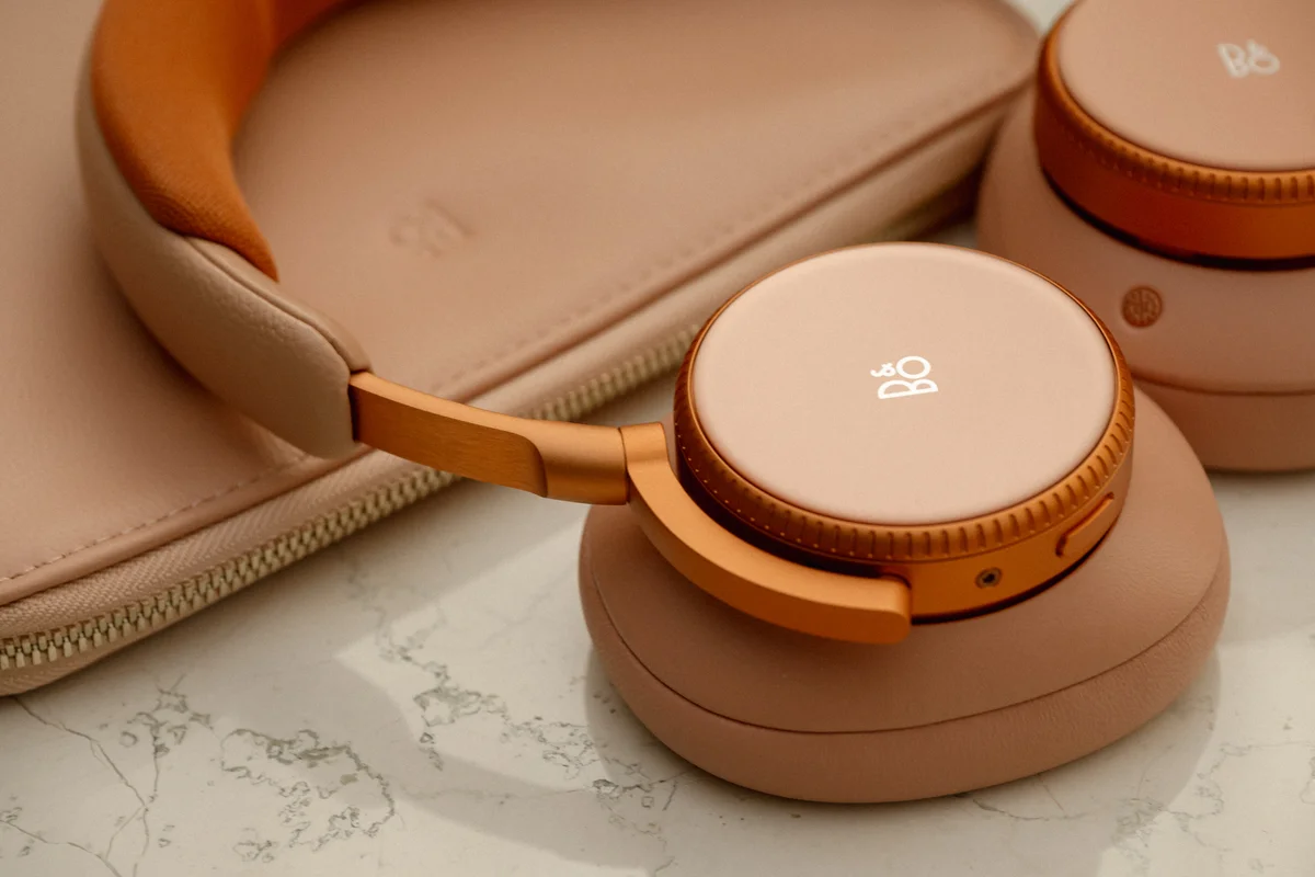 バング＆オルフセン（Bang&Olufsen）のBeoplay H100（Sunset Apricot）クローズアップ