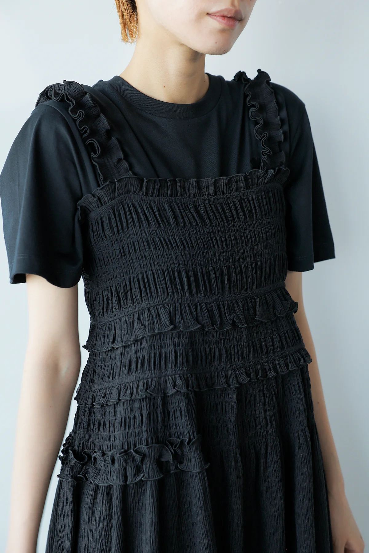 ユニクロ アンド セシリー バンセンのシャーリングワンピース ノースリーブを着用ディテール