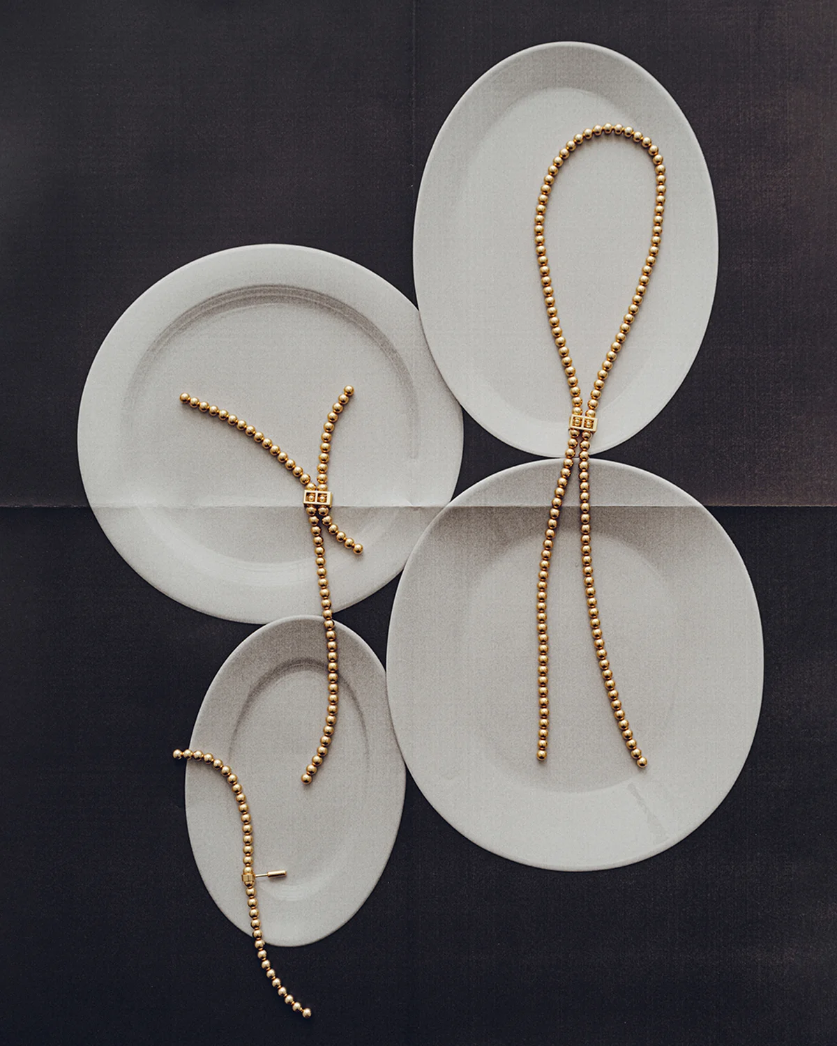 「ボールチェーン」〈18KYG〉¥182,600〜¥1,034,000、「ノード」クラスプ〈18KYG〉¥99,000、同スタッド〈18KYG〉¥66,000