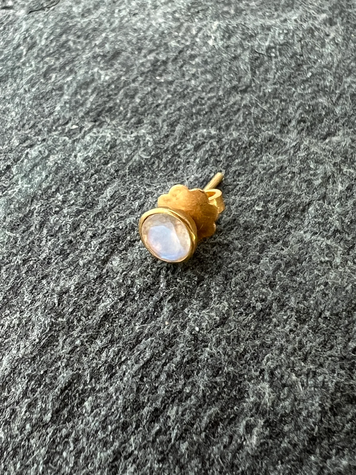 マリーエレーヌ ドゥ タイヤック　レインボームーンストーン　ピアス　片耳　光を当てた見え方