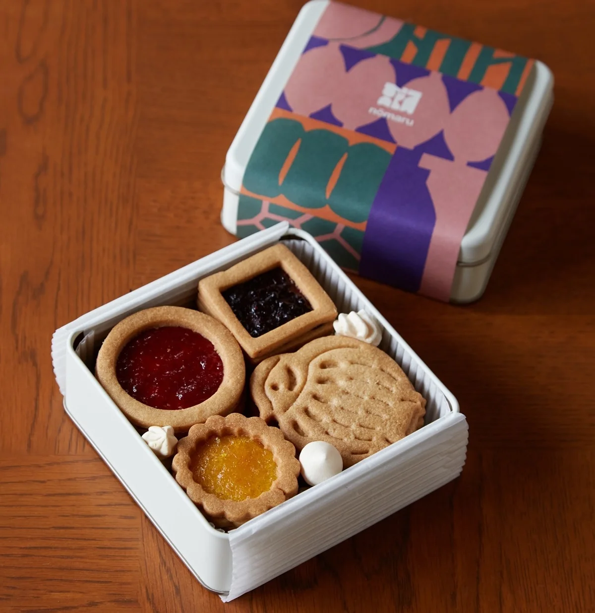 ふくらすずめクッキーが入った、季節のジャムクッキー缶(¥2,600)もギフトにぴったり!