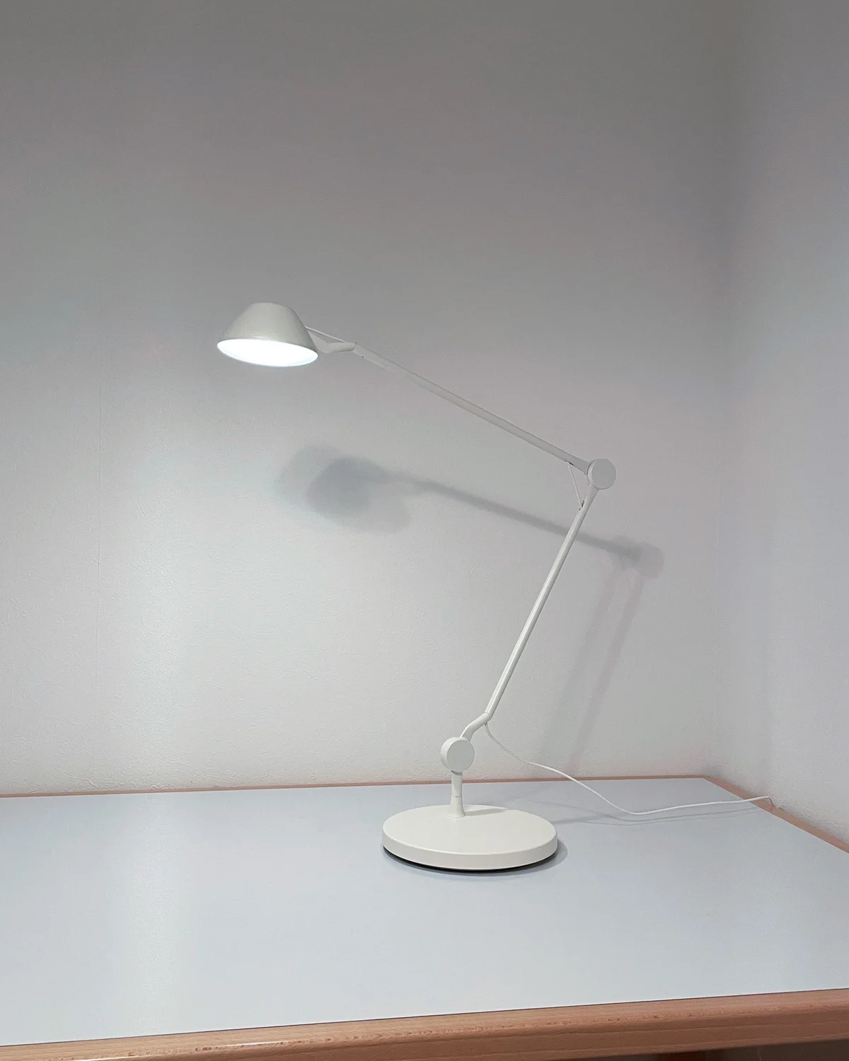 フリッツ・ハンセンの「AQ01」テーブルランプ