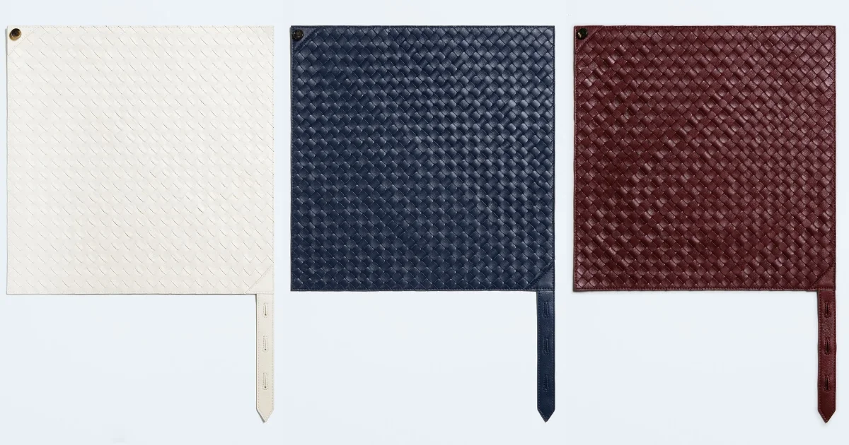 ボッテガ・ヴェネタのレザー イントレチャート フーラード 深みのあるバローロ、シックなエクリプス、クリーンなチョークの3色展開