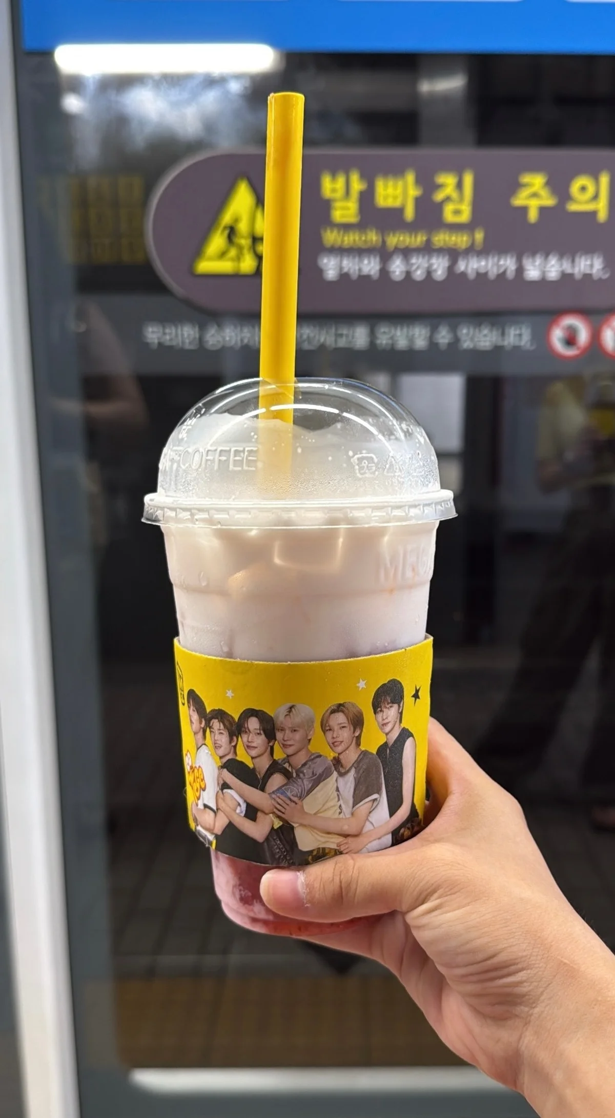MEGA COFEE　イチゴラテ