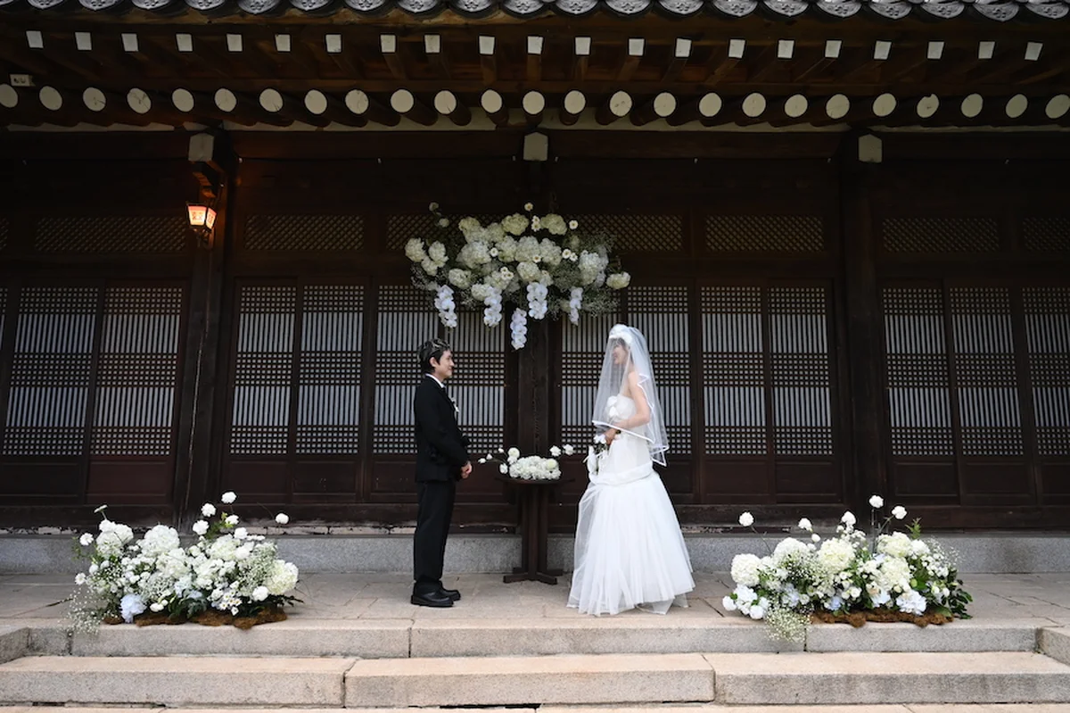 挙式はガーデンでの人前式スタイル。