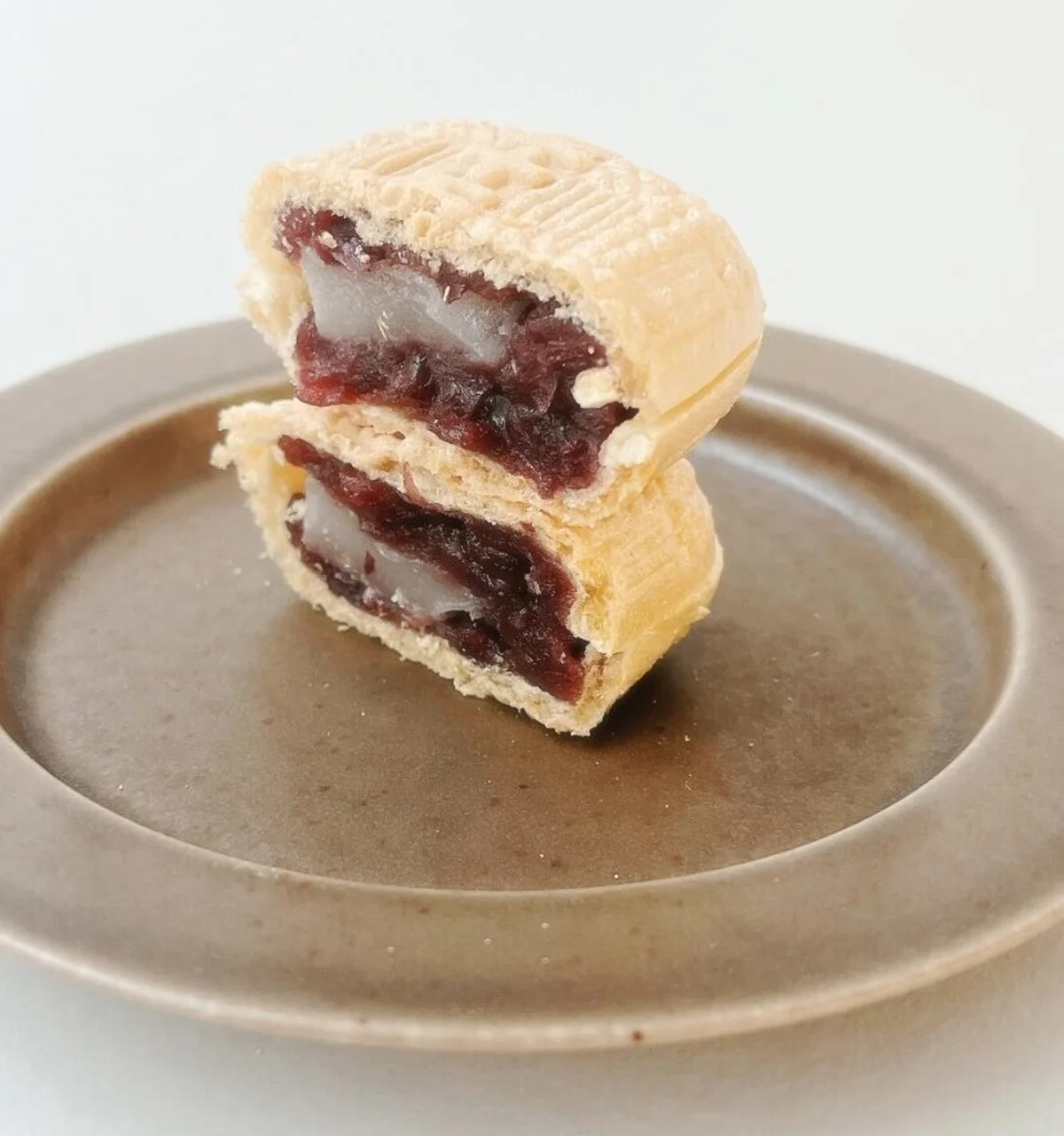 菓心おおすがの最中。求肥餅入りも素朴でクセになる味わい！