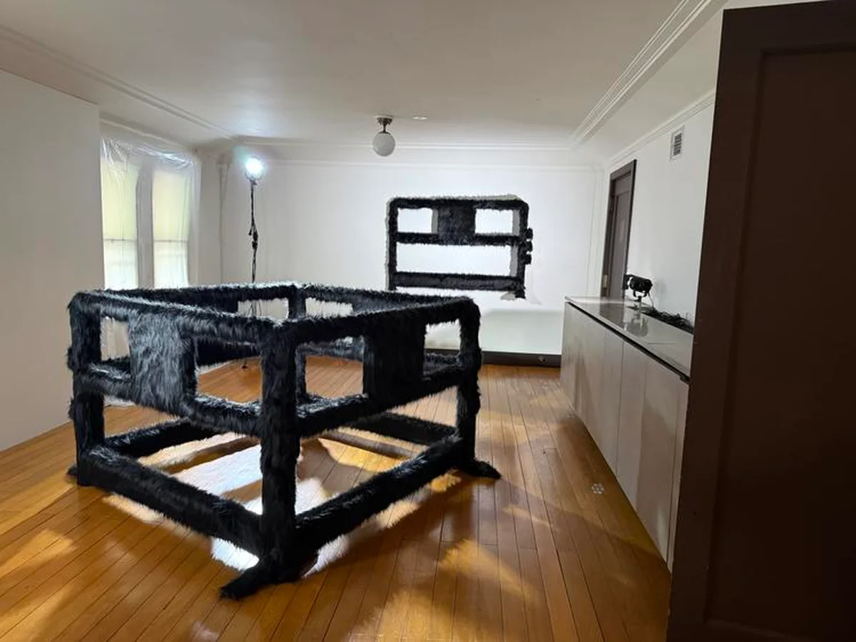 【マルタン・マルジェラ個展】工事現場のバリケードから生まれた「Barrier Sculpture」