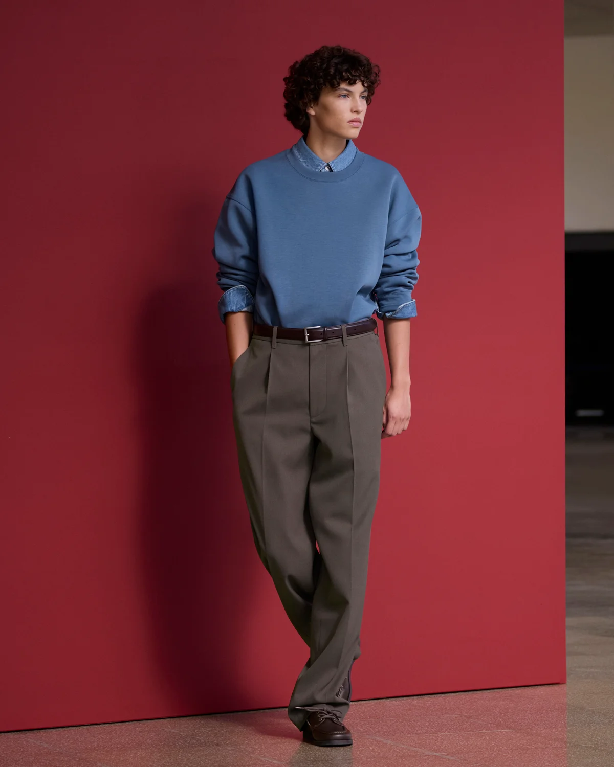 ユニクロ：シーのオーバーサイズスウェットシャツ、タックワイドテーパードパンツ