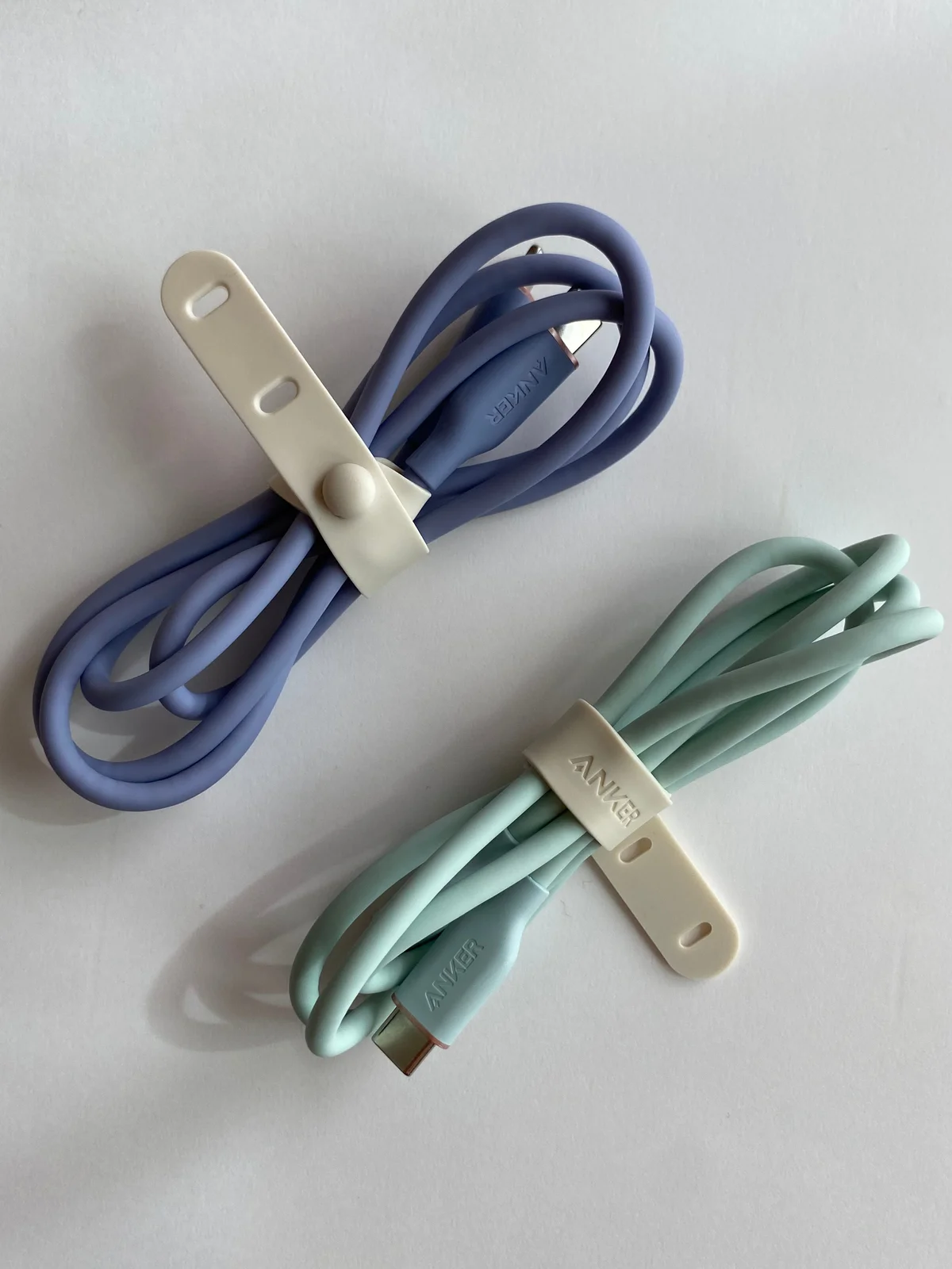Anker PowerLine III Flow USB-C & ライトニング ケーブル ラベンダーグレー 、同じくUSB-C & USB-C ケーブルミントグリーン