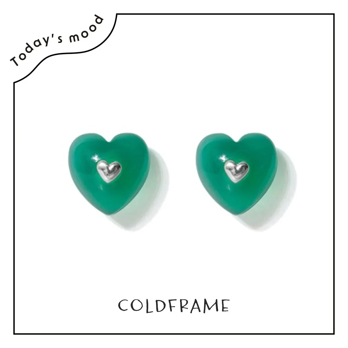 ピアス ￥28,815／コンクリート（コールドフレーム）