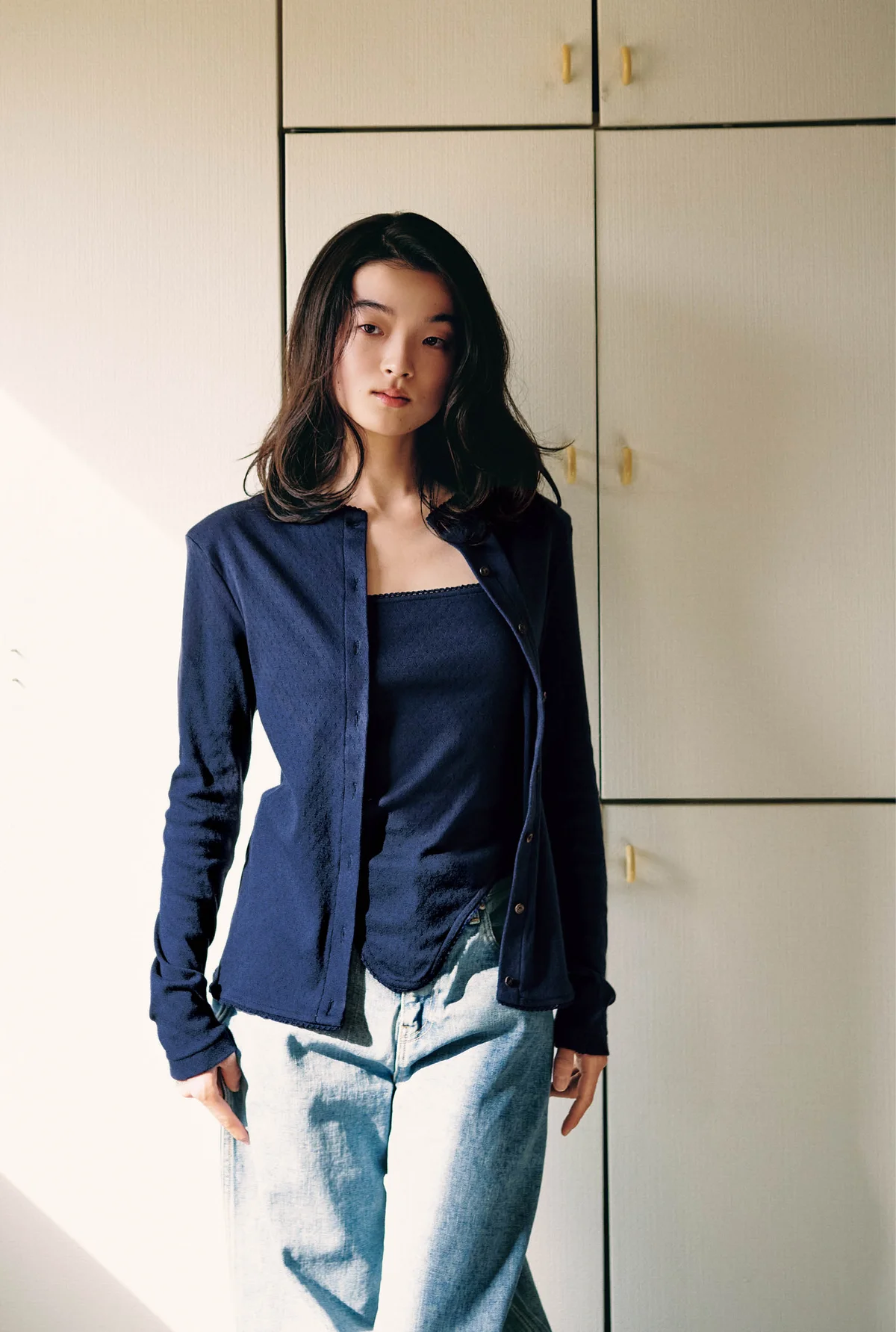 panのカーディガン&キャミソールを着用したモデル