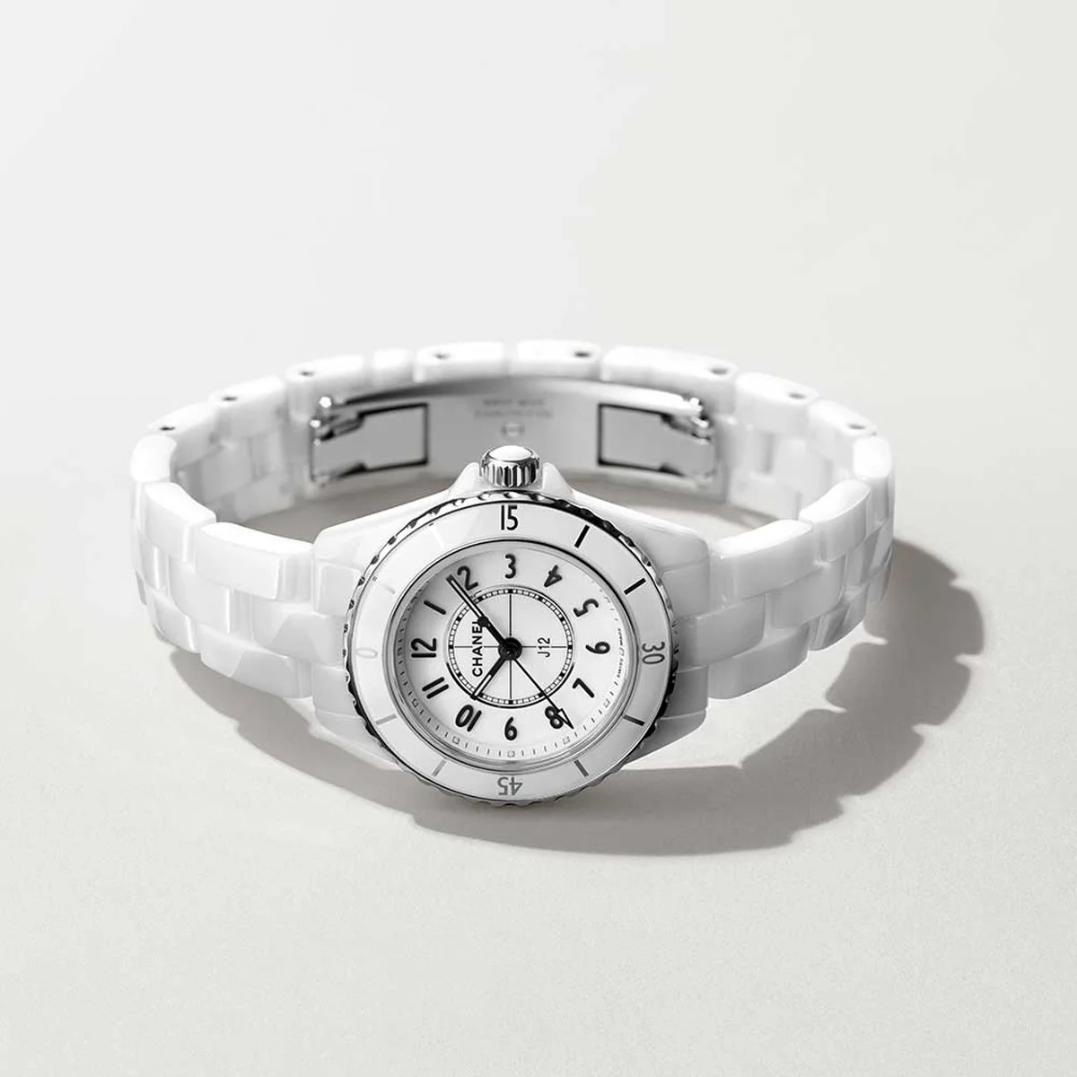 「J12 28MM」ウォッチ〈高耐性ホワイト セラミック、SS、クォーツ、ケース径28mm〉¥907,500