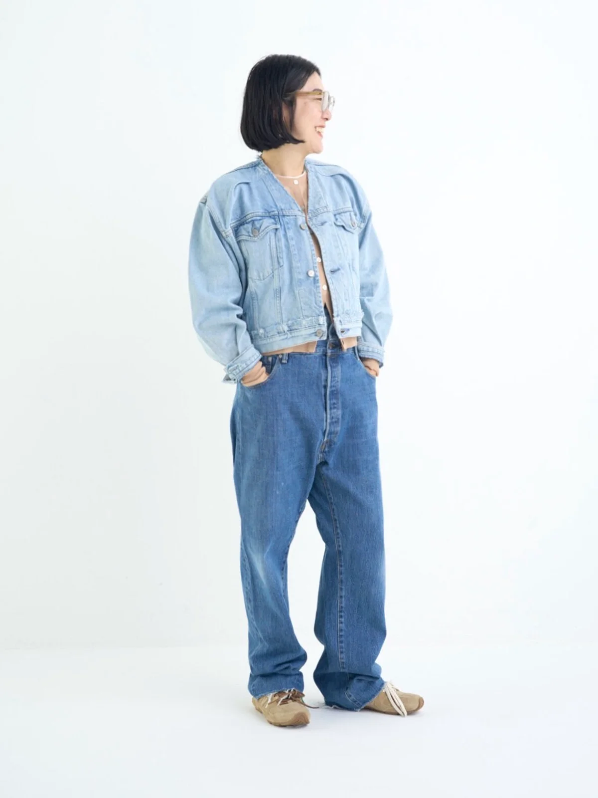 ストライプオーバーサイズシャツ￥33,000・ラウンドTシャツ￥14,300・カーブシルエットパンツ￥38,500 　すべてアモーメント
