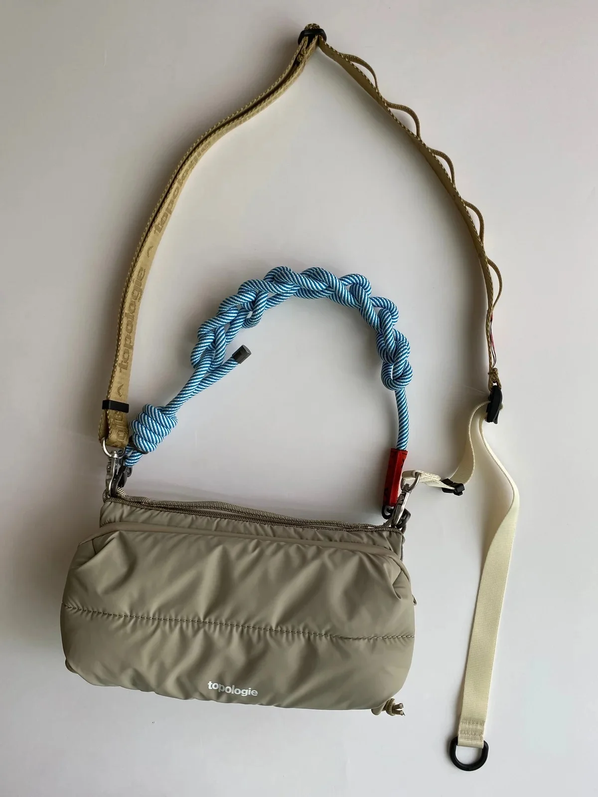 ボトルサコッシュ Taupe（Puffer） ¥11,550、8.0mmロープ Blue Godis ¥4,730、ユーティリティ スリング Cinnamon ¥6,160／トポロジー