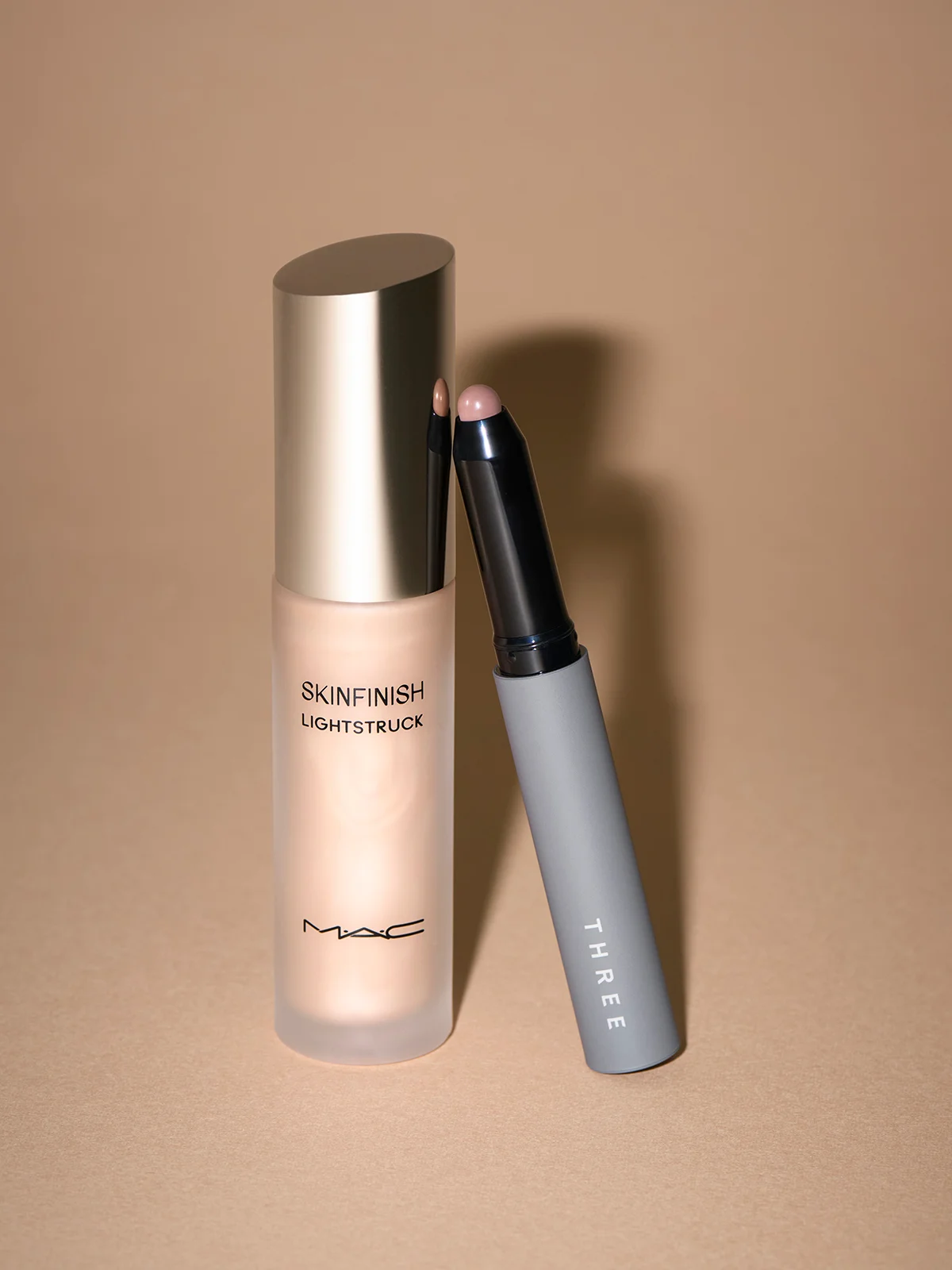  影と光を操る立体感コスメの集合写真