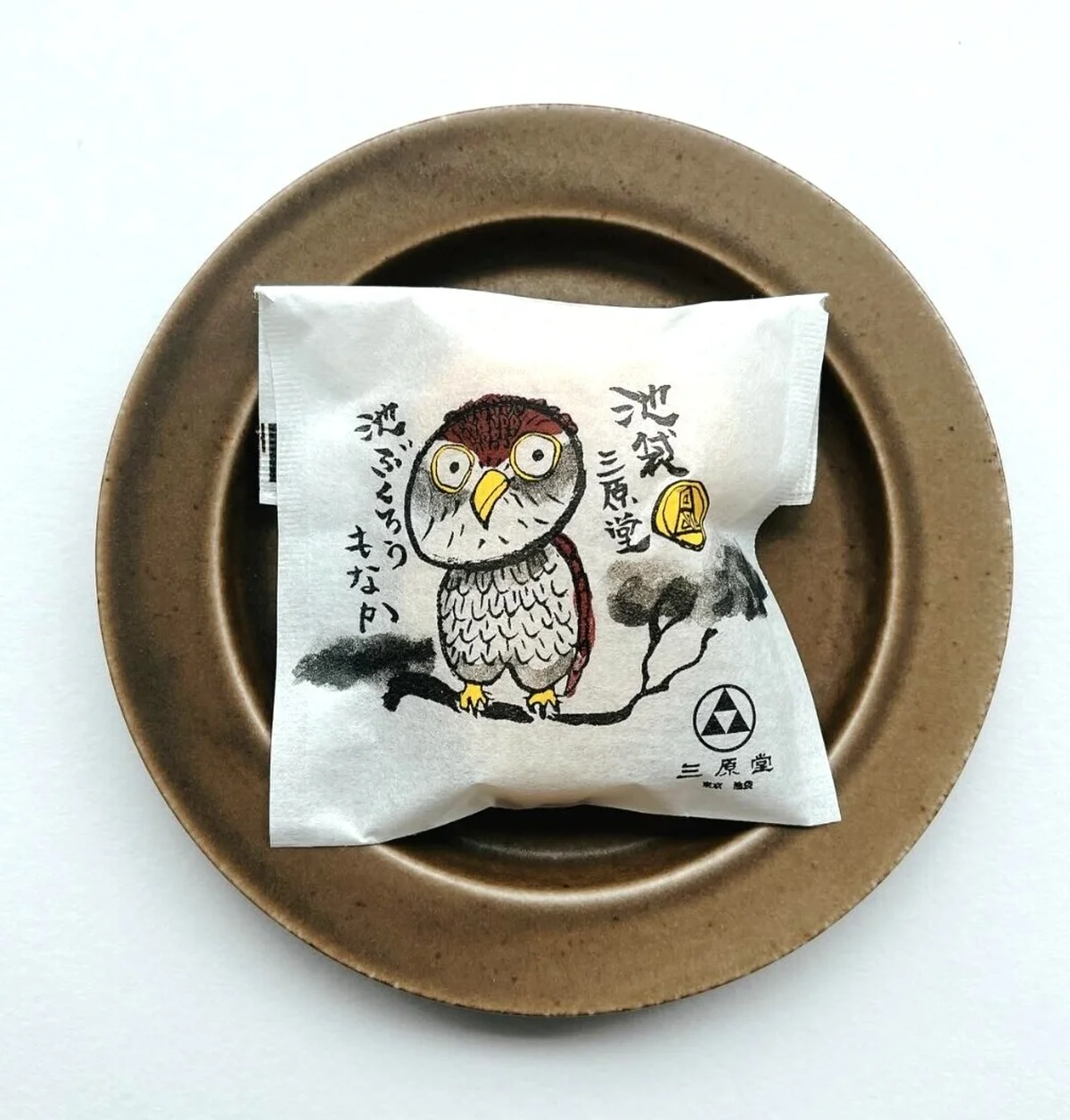 三原堂が、池袋を象徴する福を呼ぶ“ふくろう”を銘菓に。キュートなイラストにも目が釘づけ。