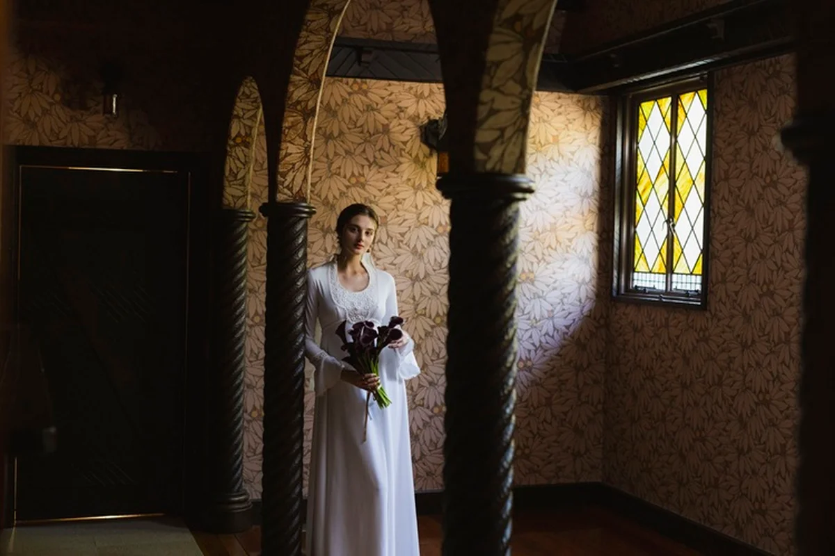 東京・目白台に佇む「旧細川侯爵邸　和敬塾本館」内部、ステンドグラスがきれい