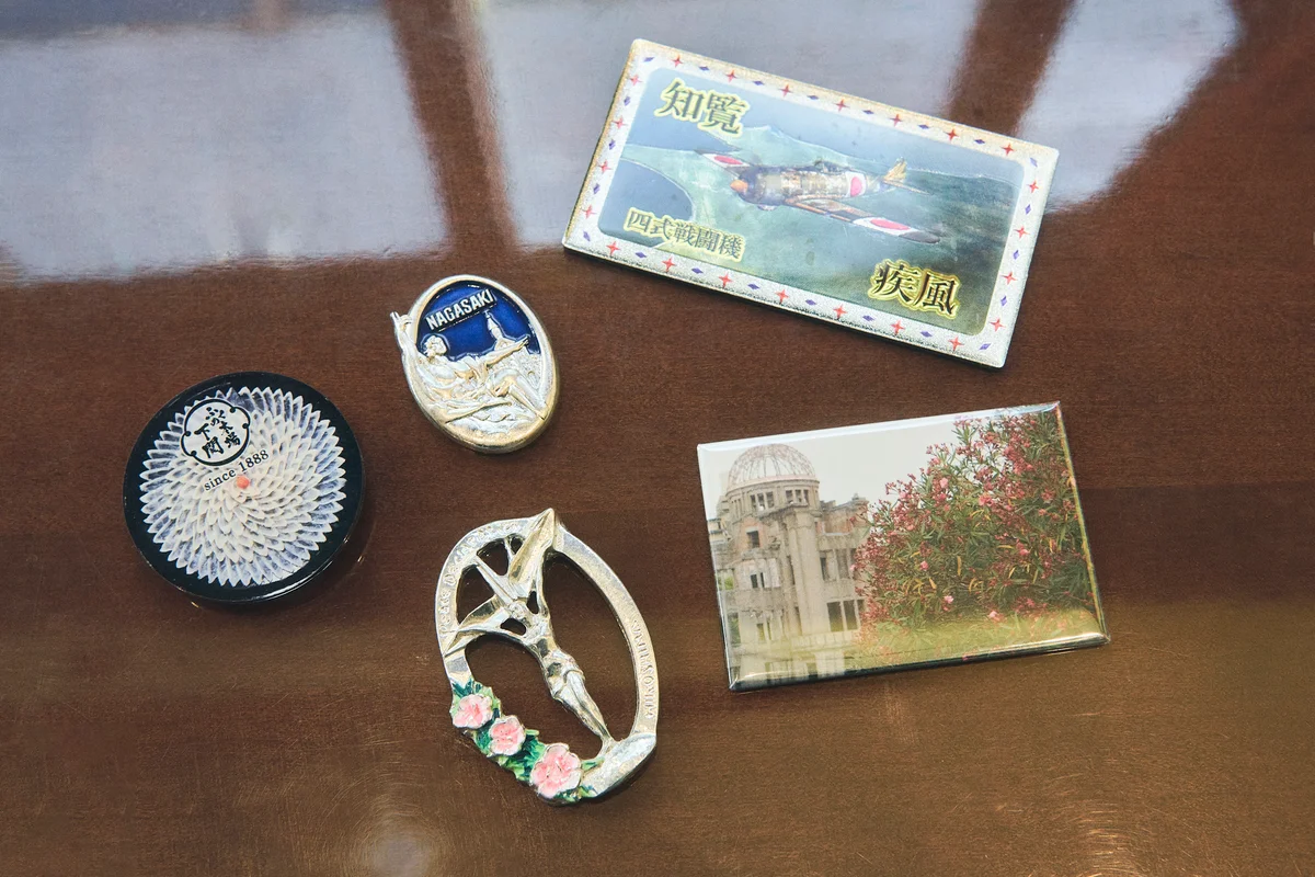 細井奏志さんが家族旅行で訪れた場所で購入した記念品。知覧特攻平和会館や広島平和記念資料館、長崎原爆資料館のマグネットやピンバッジ