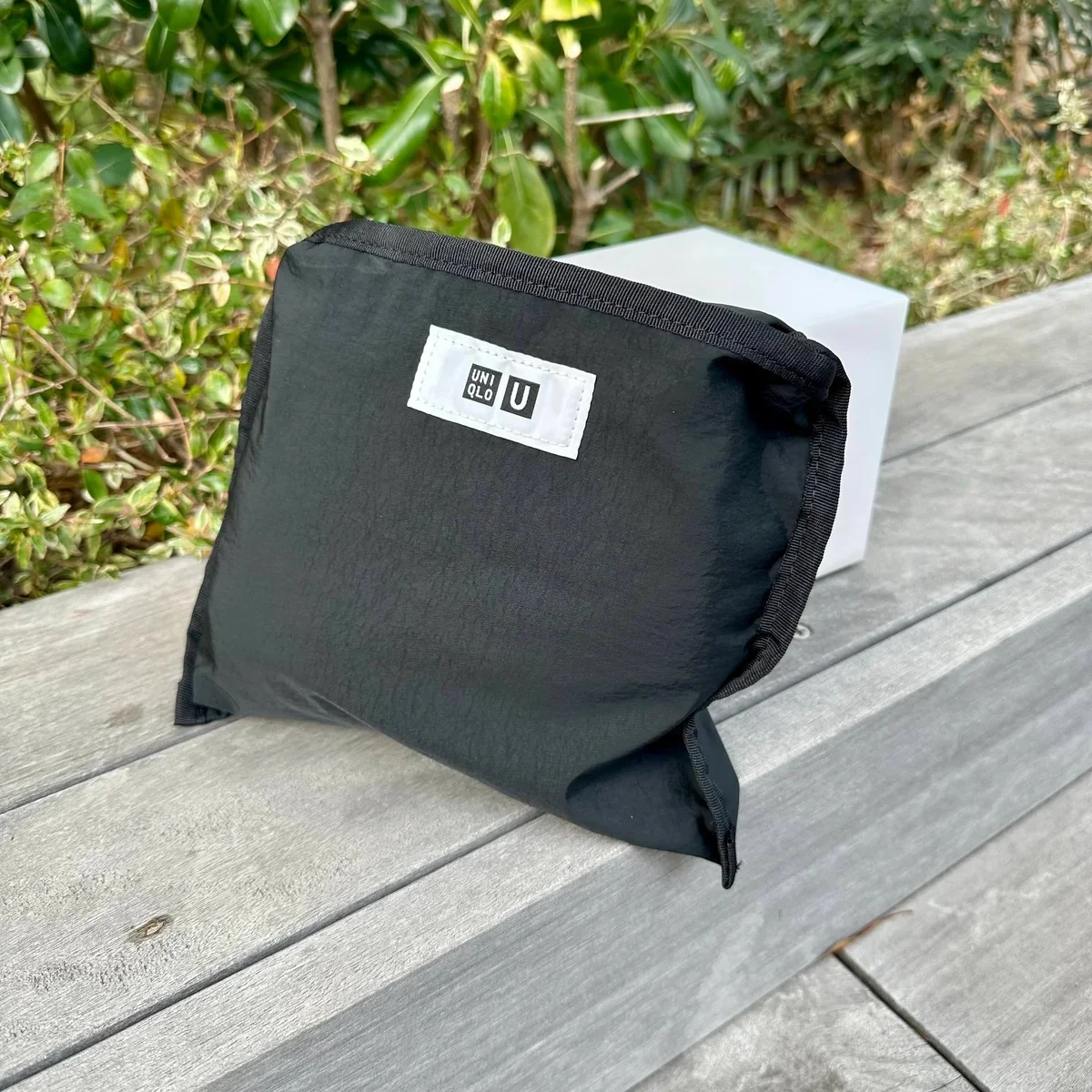 ユニクロ ユーのパッカブルショルダーバッグは簡単に折りたためる