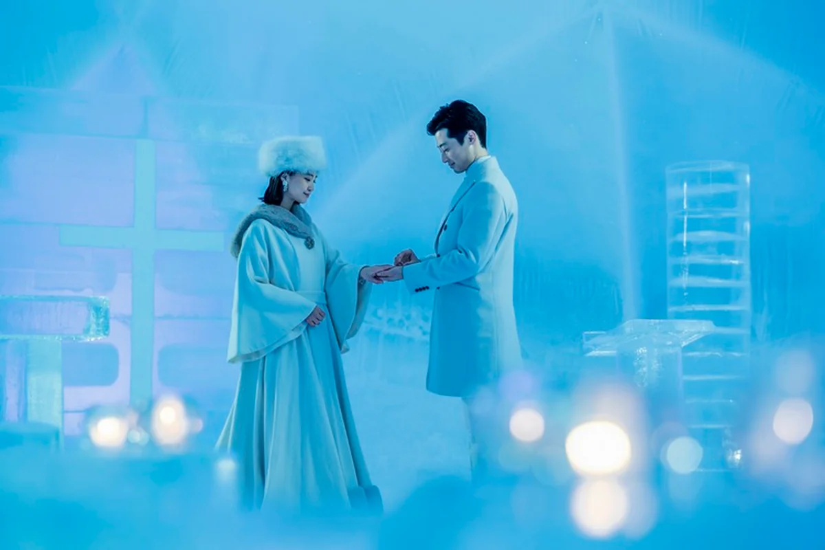 聖なるアイスドームは、祭壇や十字架、バージンロード、椅子などすべてを雪と氷で構築。愛を誓う