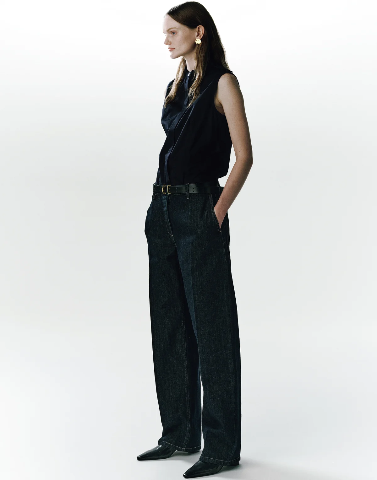 ジル サンダーのデニムを着用したモデル