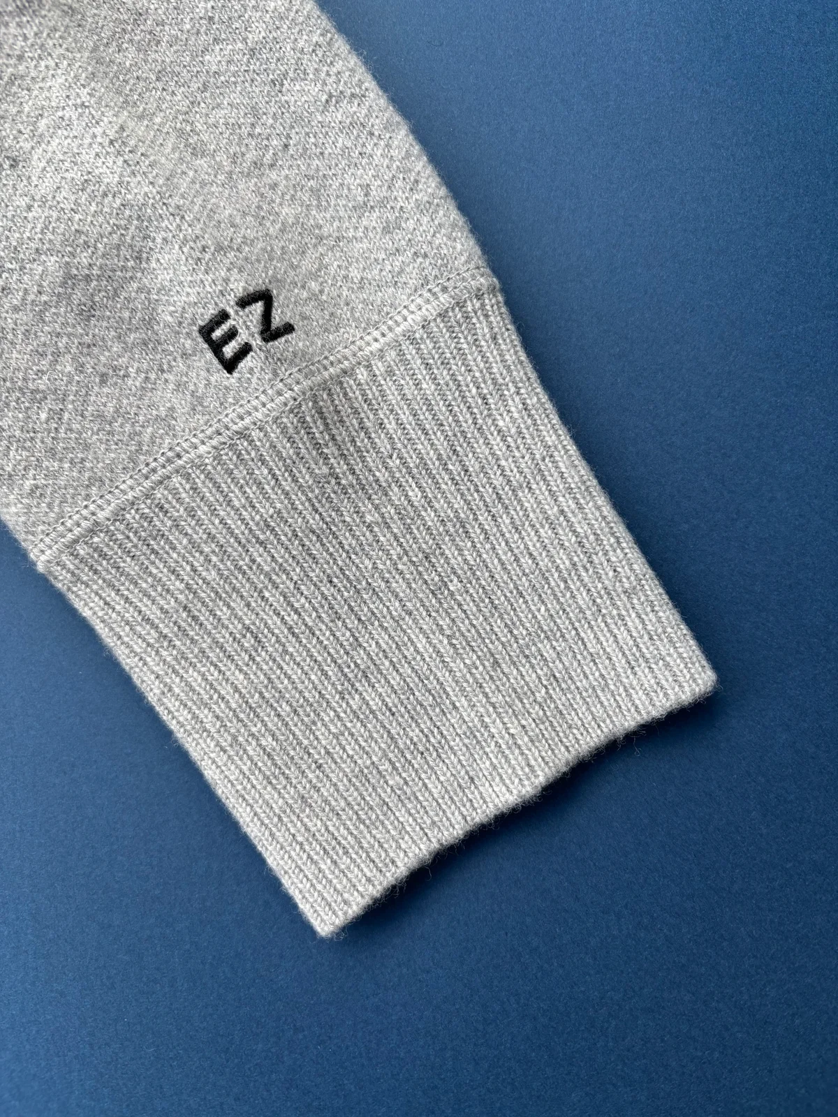 ADAWAS/EZ アダワスイージー　フーディストール　ロゴ