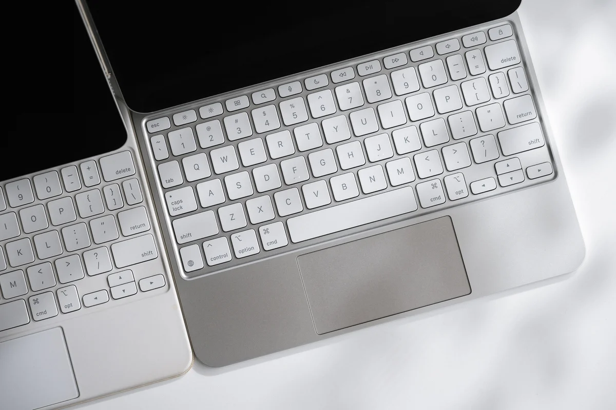 左：iPad Pro(M1) とMagic Keyboard　右：最新モデルのiPad Pro(M4)とMagic Keyboard