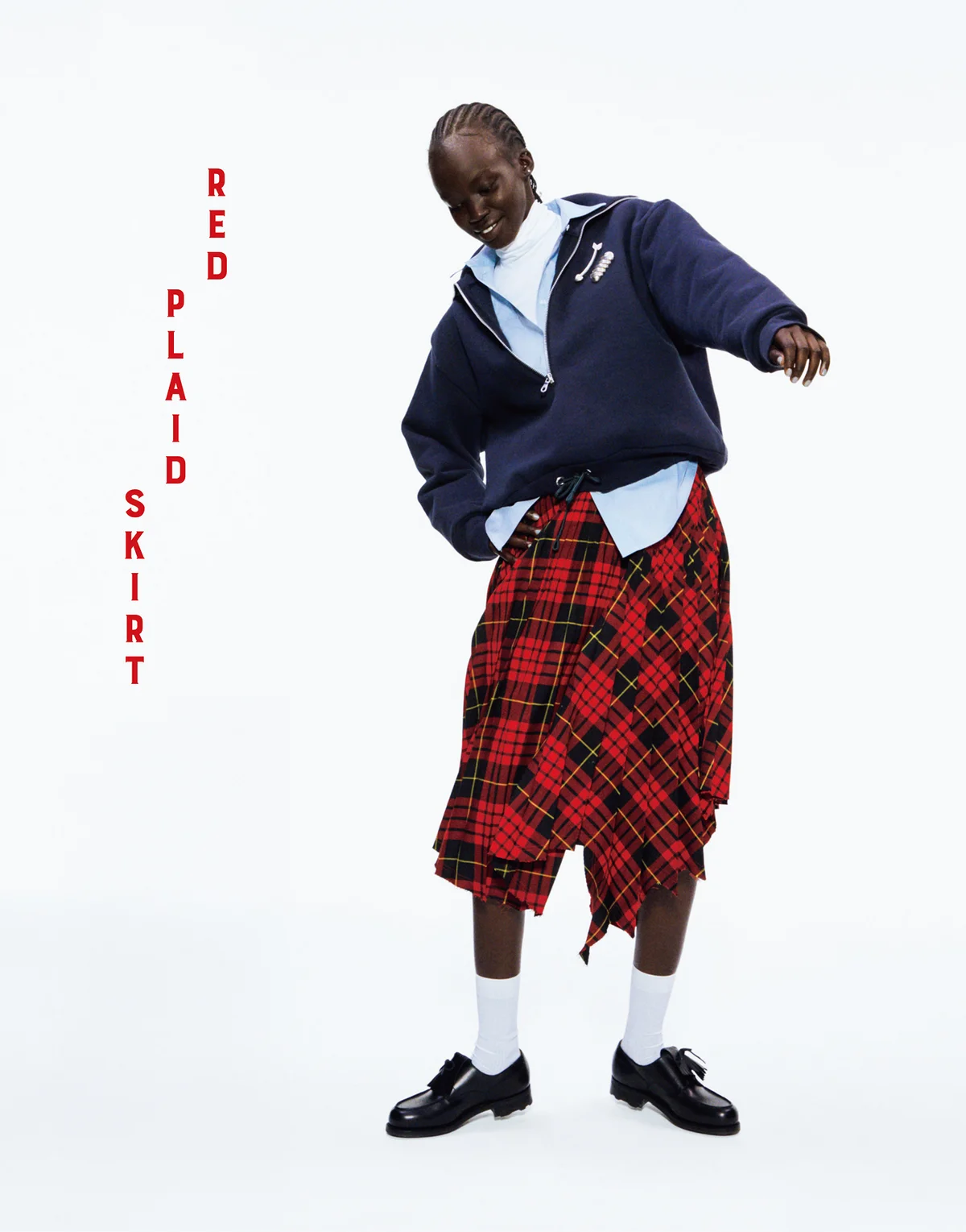 マックイーンの赤いチェックスカートの着こなし