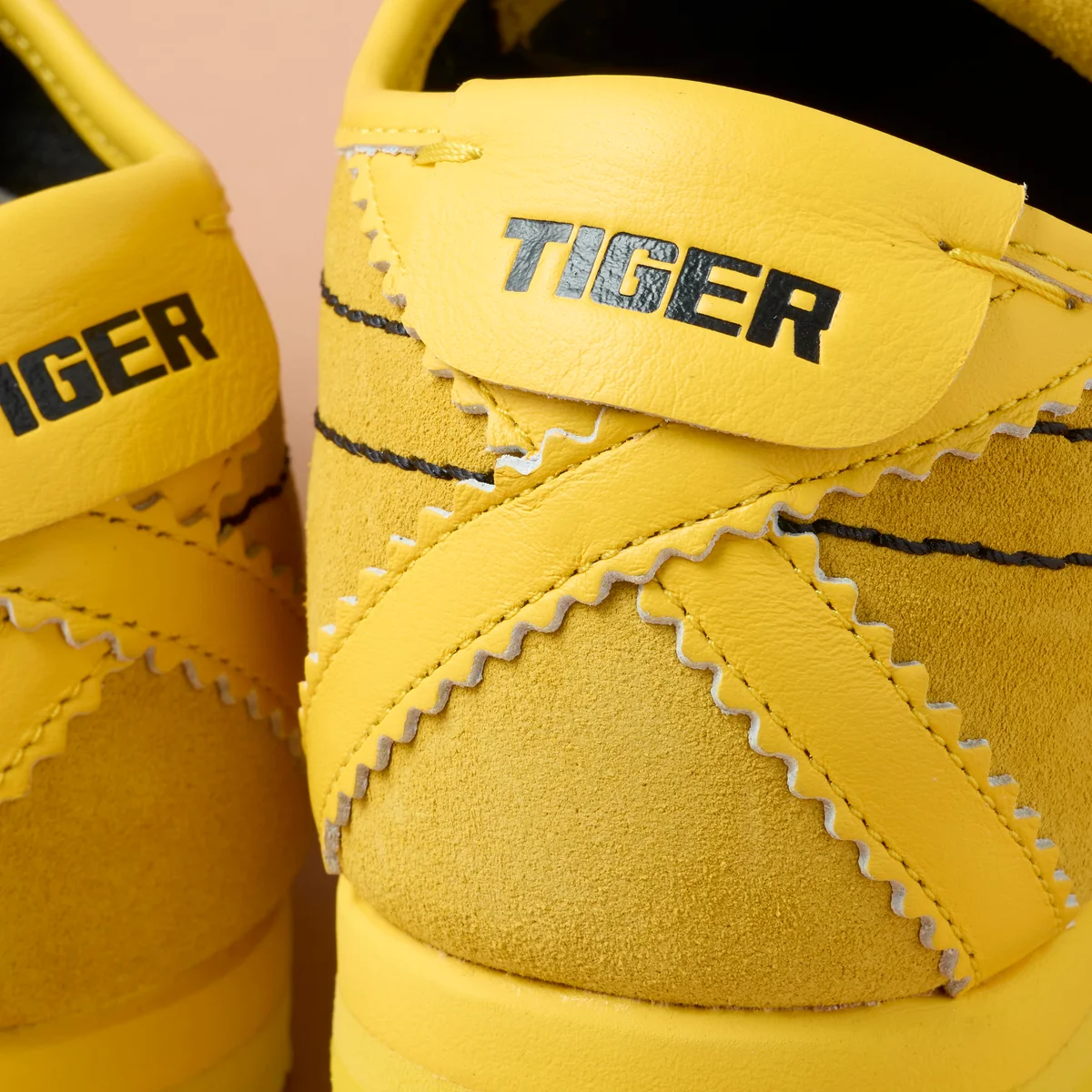 オニツカタイガーのスニーカー、「メキシコ 66 フリンジ」のバックスタイルにはX字型レザーパーツ