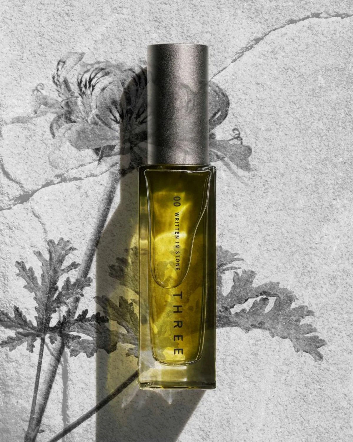 THREE エッセンシャルセンツ R 全6種 10ml 各￥5,720～5,940／30ml ￥12,100～13,200〈2025年8月8日発売〉
