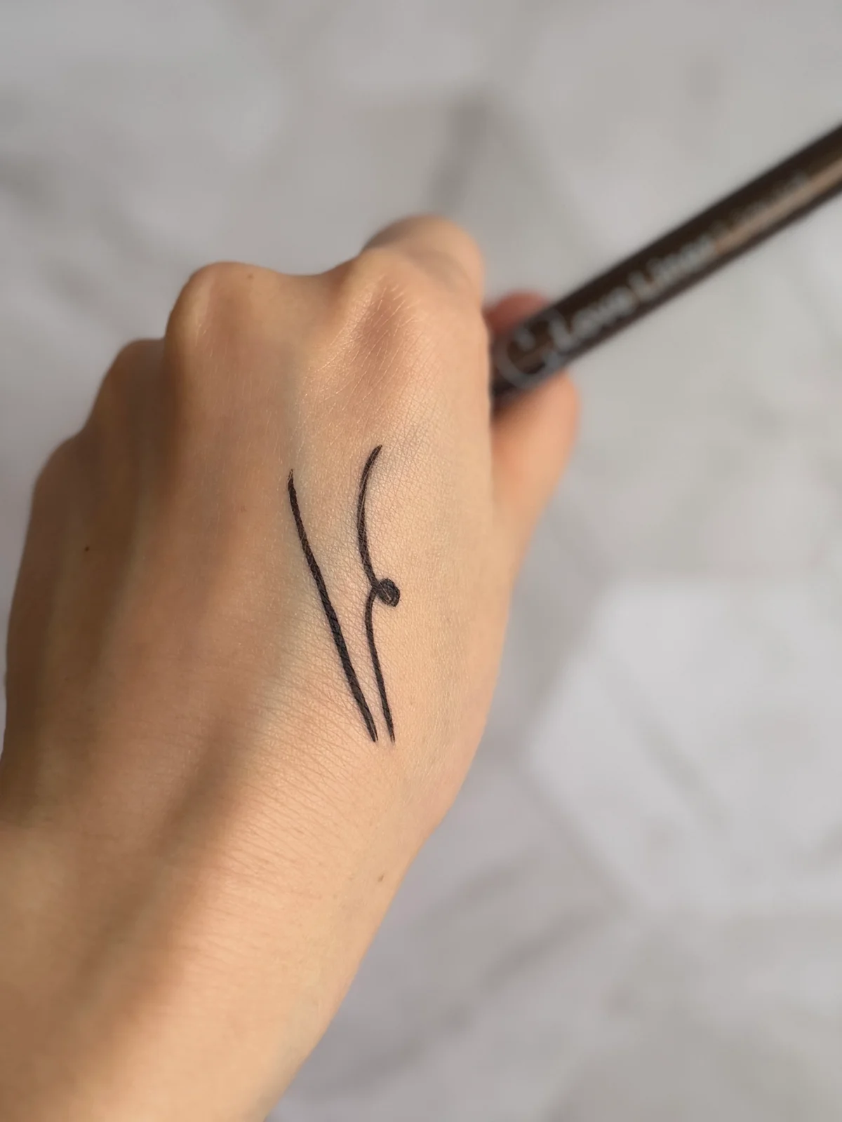 ラブ・ライナー リキッドアイライナーR5 極細筆 ダークブラウンのスウォッチ画像