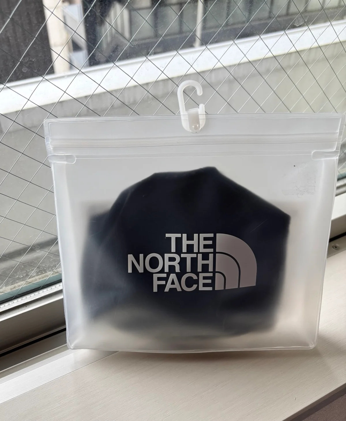 ザ・ノース・フェイス「エクスペディションドライドットブラ」半透明パッケージに入った黒いブラジャー