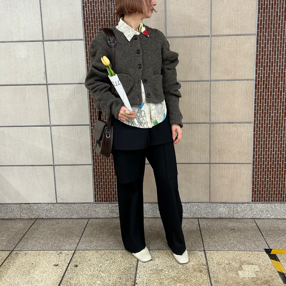 ヴィンテージのシャツとピリングスのカーディガンを着用したコーディネート