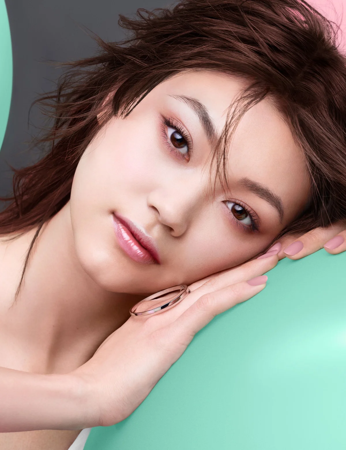 約93％がスキンケアベースのオイル処方で、さらりと伸びながらもふっくらとしたハリ感を演出