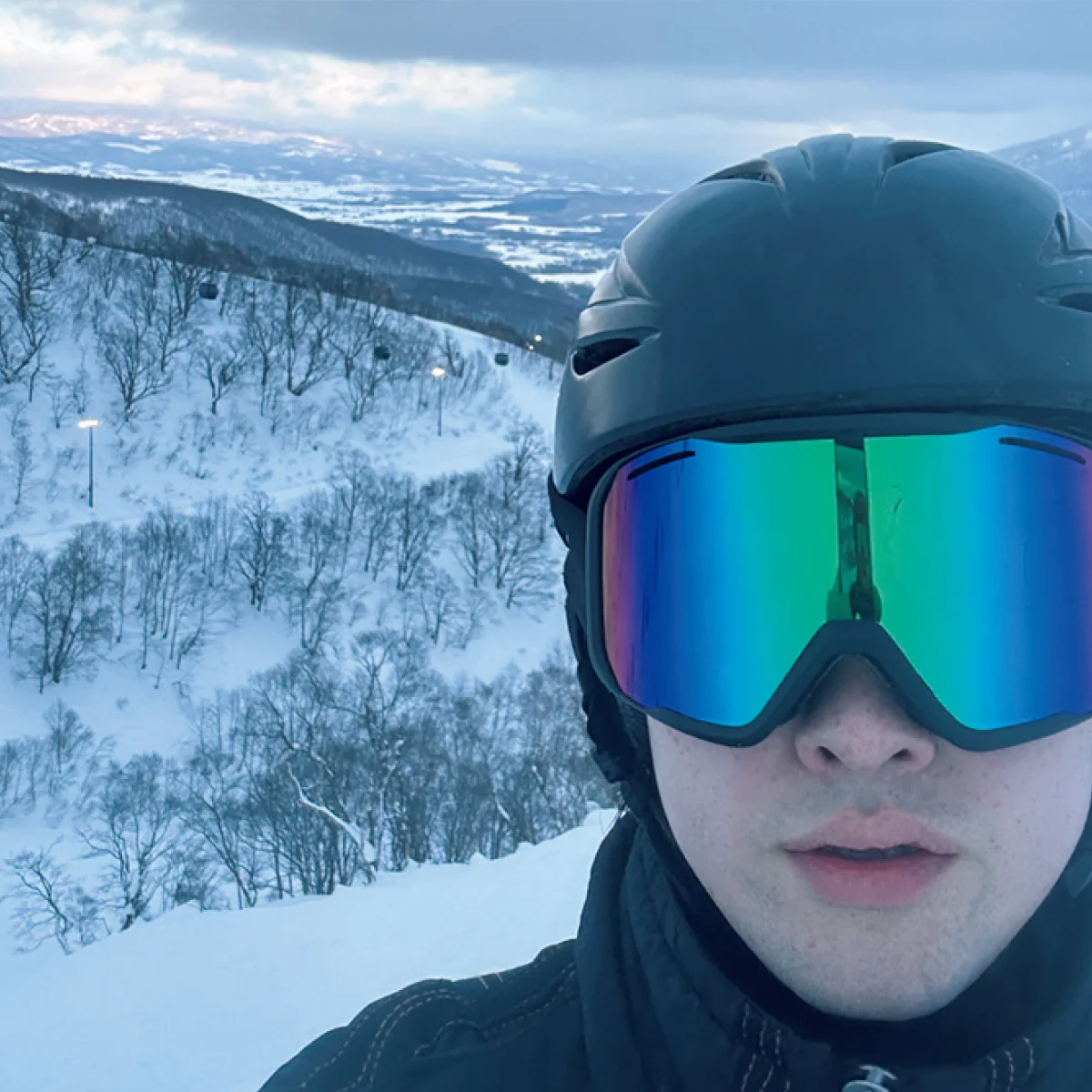 スキーをするマリウス葉さんのスナップ