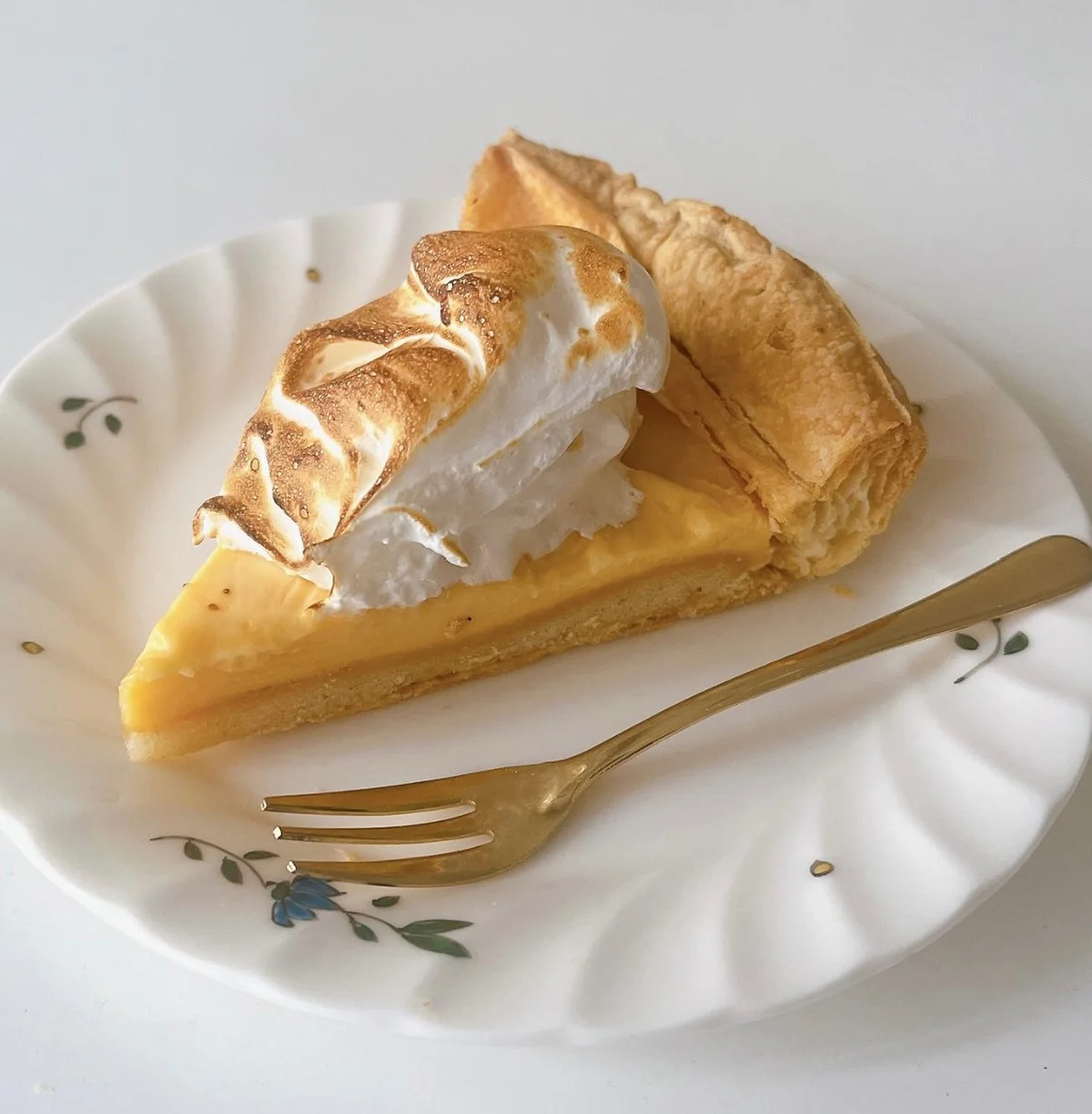 アンティークショップMajorelle（マジョレル）のカフェで隠れ人気のレモンパイは、立体的なメレンゲが特徴！