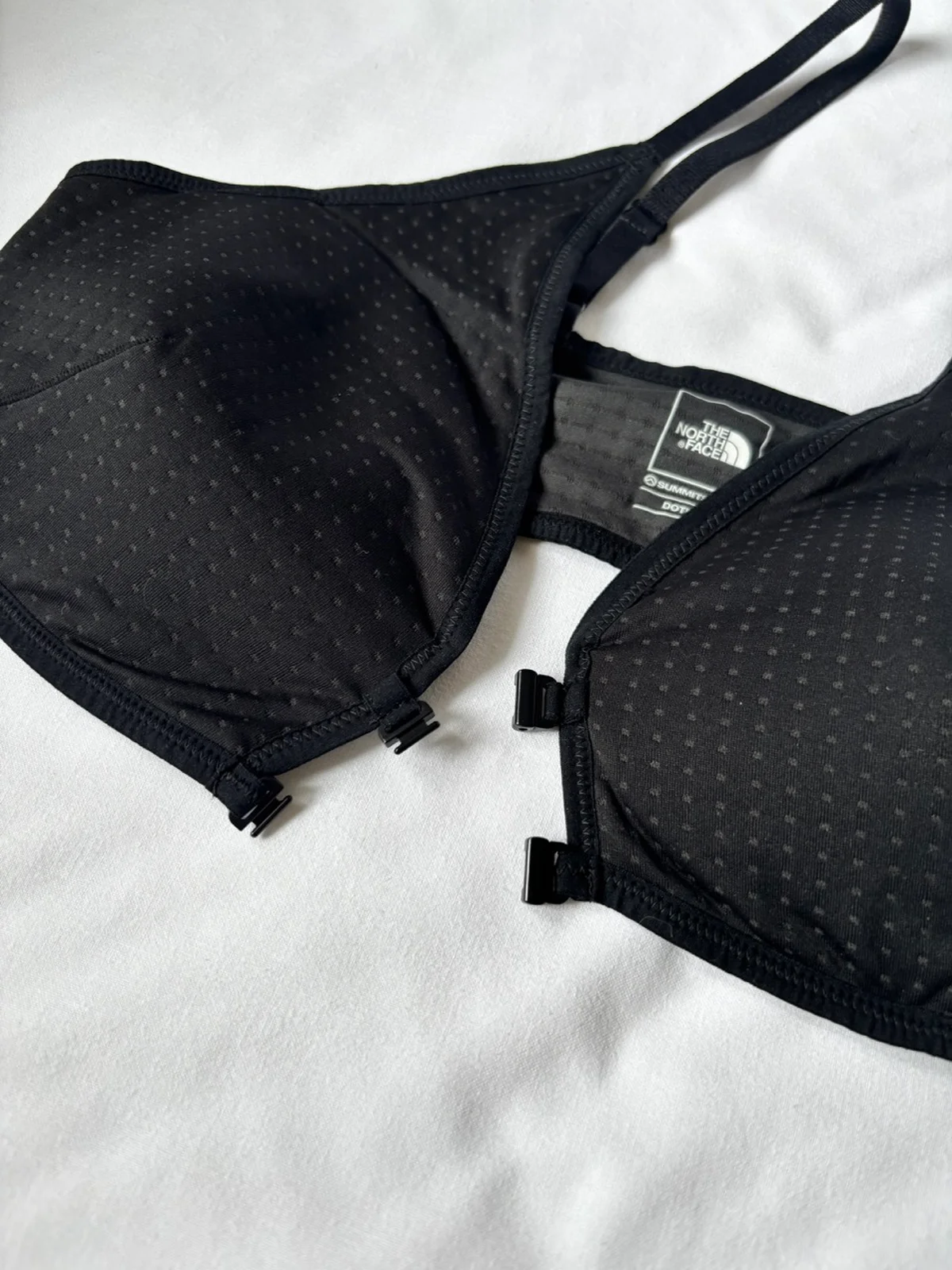 ザ・ノース・フェイス「エクスペディションドライドットブラ」ブラジャーのフロントホックのアップ