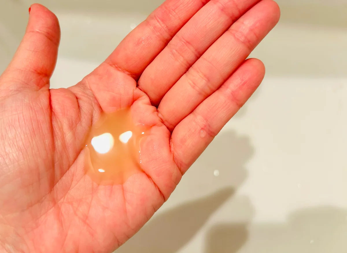 ダヴィネスエッセンシャル ヌヌ シャンプーを手に出した様子