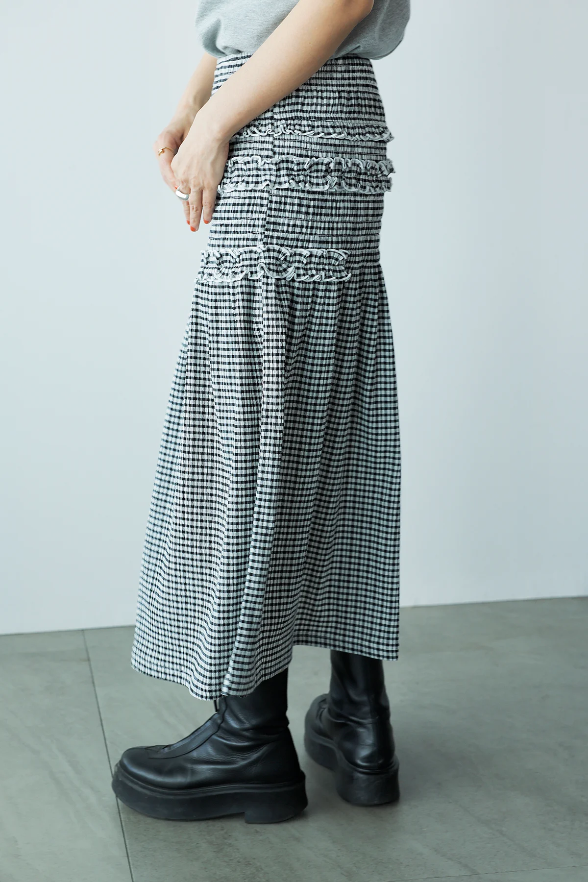 ユニクロ アンド セシリー バンセンのシャーリング スカートの着用ディテール
