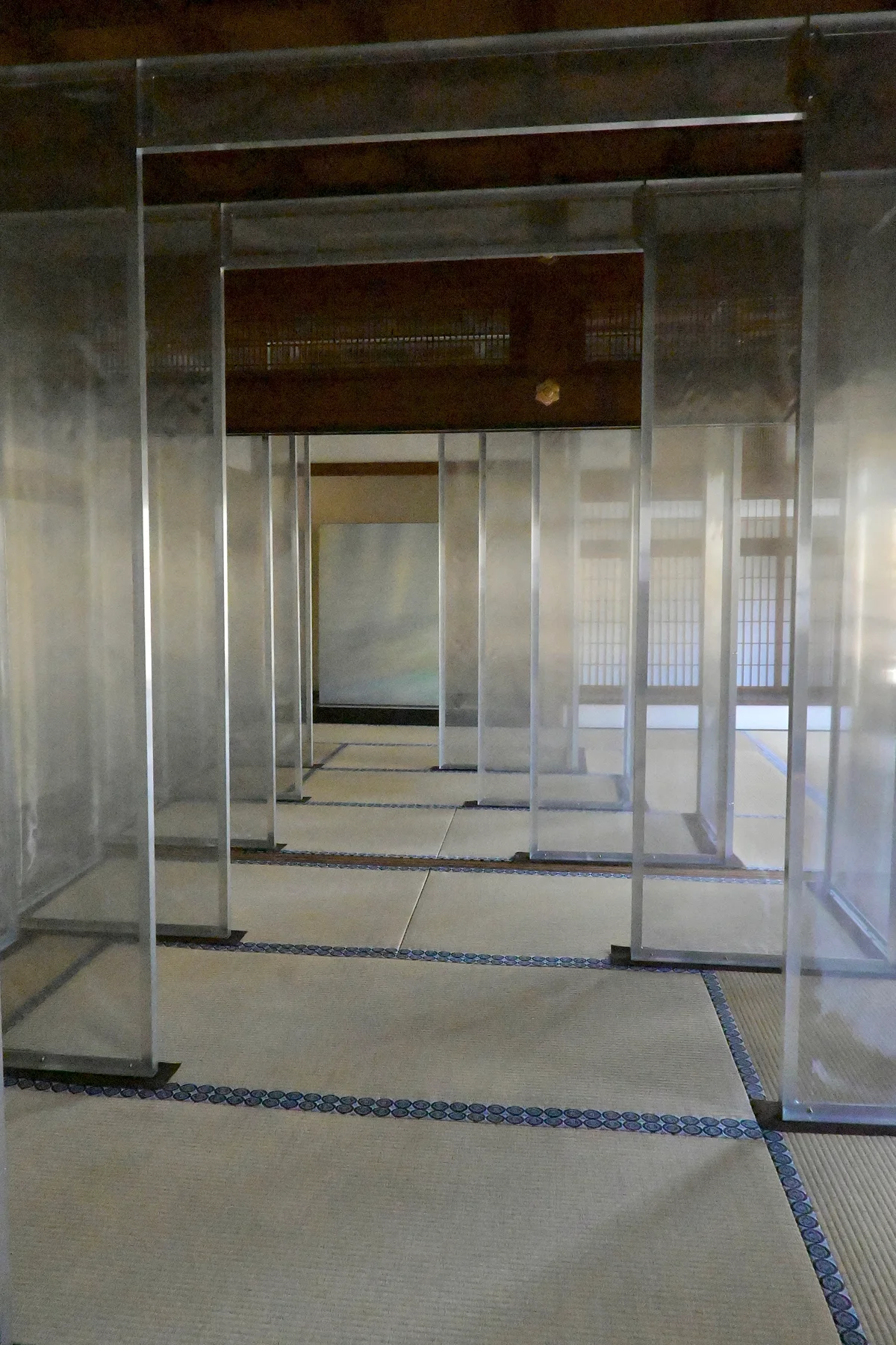 京都の両足院で開催中の展覧会「VACIO Senko no Ku」の展示風景。銀色の布が幾重にも重なる部屋