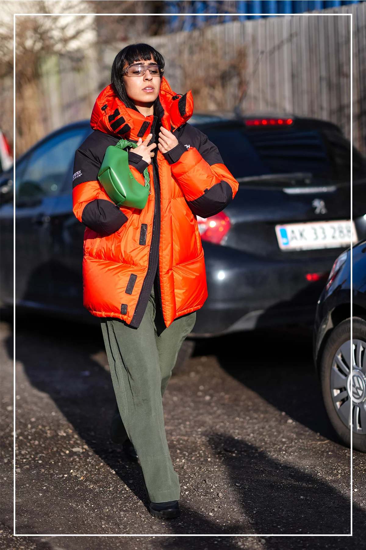 ブルーのウールコートを着用したスナップ