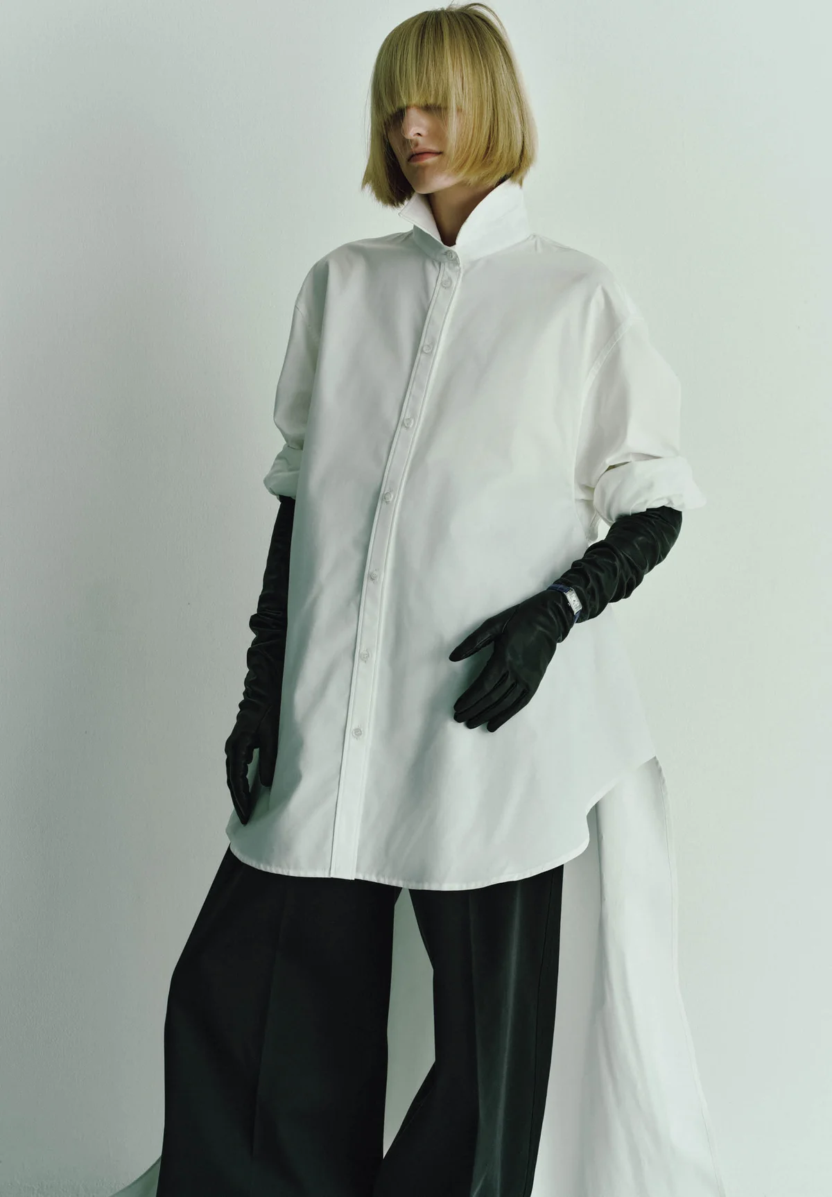 バランシアガのシャツとジャガー・ルクルトの時計「レベルソ・クラシック」