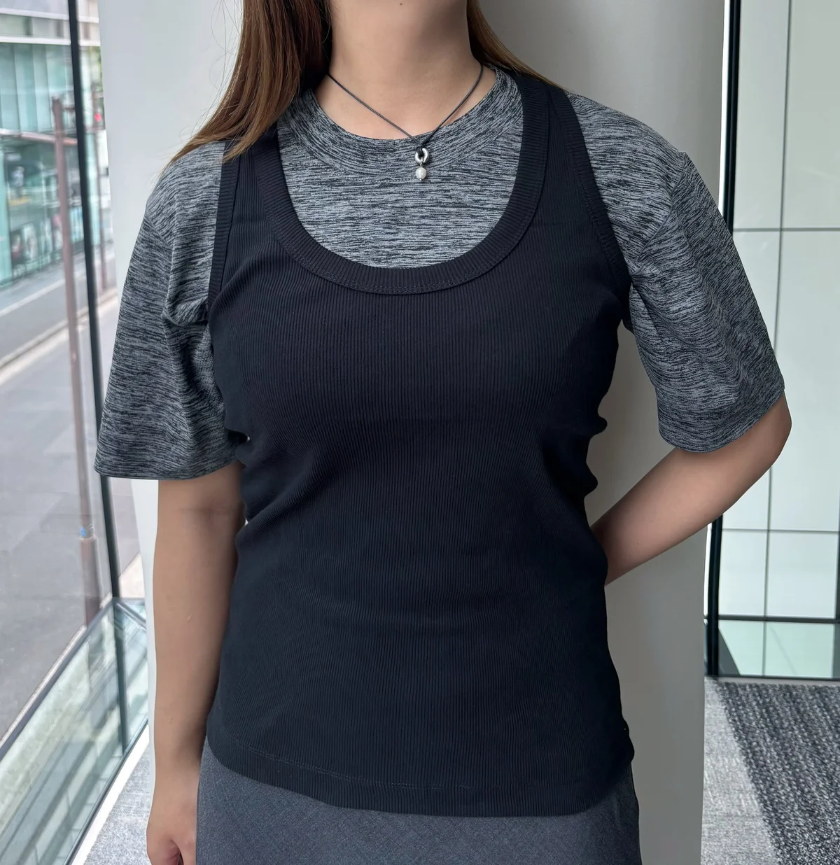 コンビニエンスウェアの機能性Tシャツとリブタンクトップをレイヤードしたところ