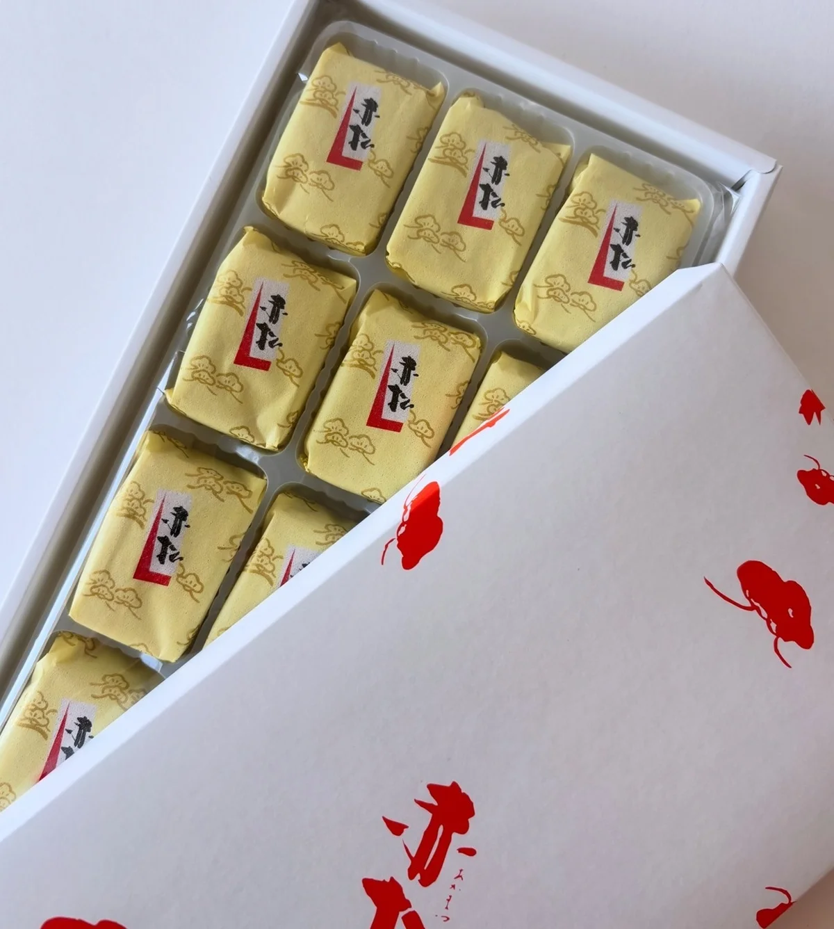 鹿児島銘菓の 赤松せんべい