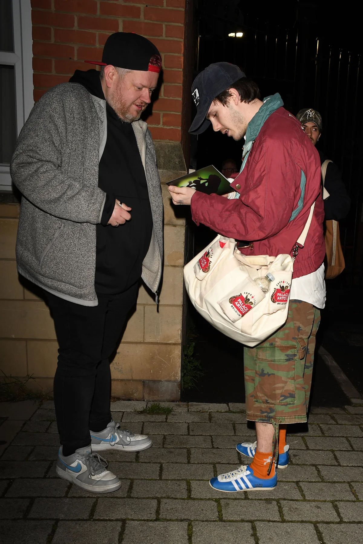 コンサート終了後、ファンからサインを求められたクルス・ベッカム