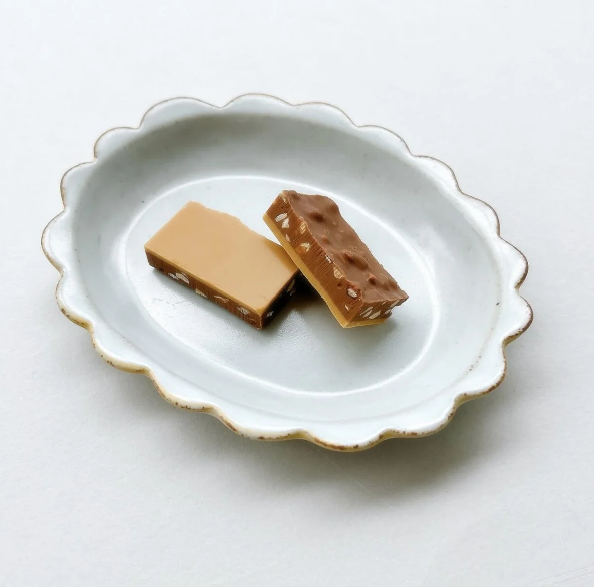 ラ・メゾン・デュ・ショコラのペカン ブロンディネの断面。丁寧にローストしたピーカンナッツと、2種のチョコレートが折りなる至福のマリアージュ