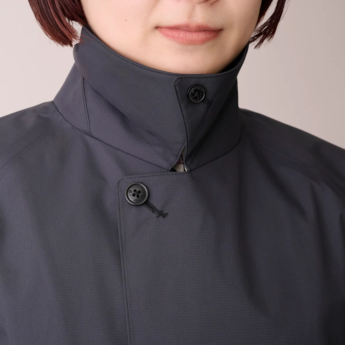 ゴールドウインのゴアテックススリークオーターオーバーコートの襟元をスタンドカラーにした様子
