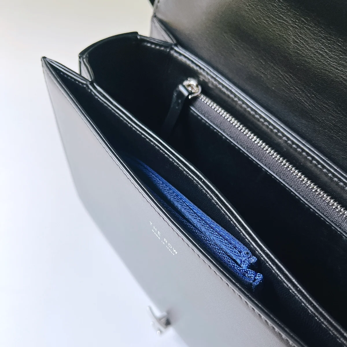 モンベルのフラットワレットは薄いバッグにも入る